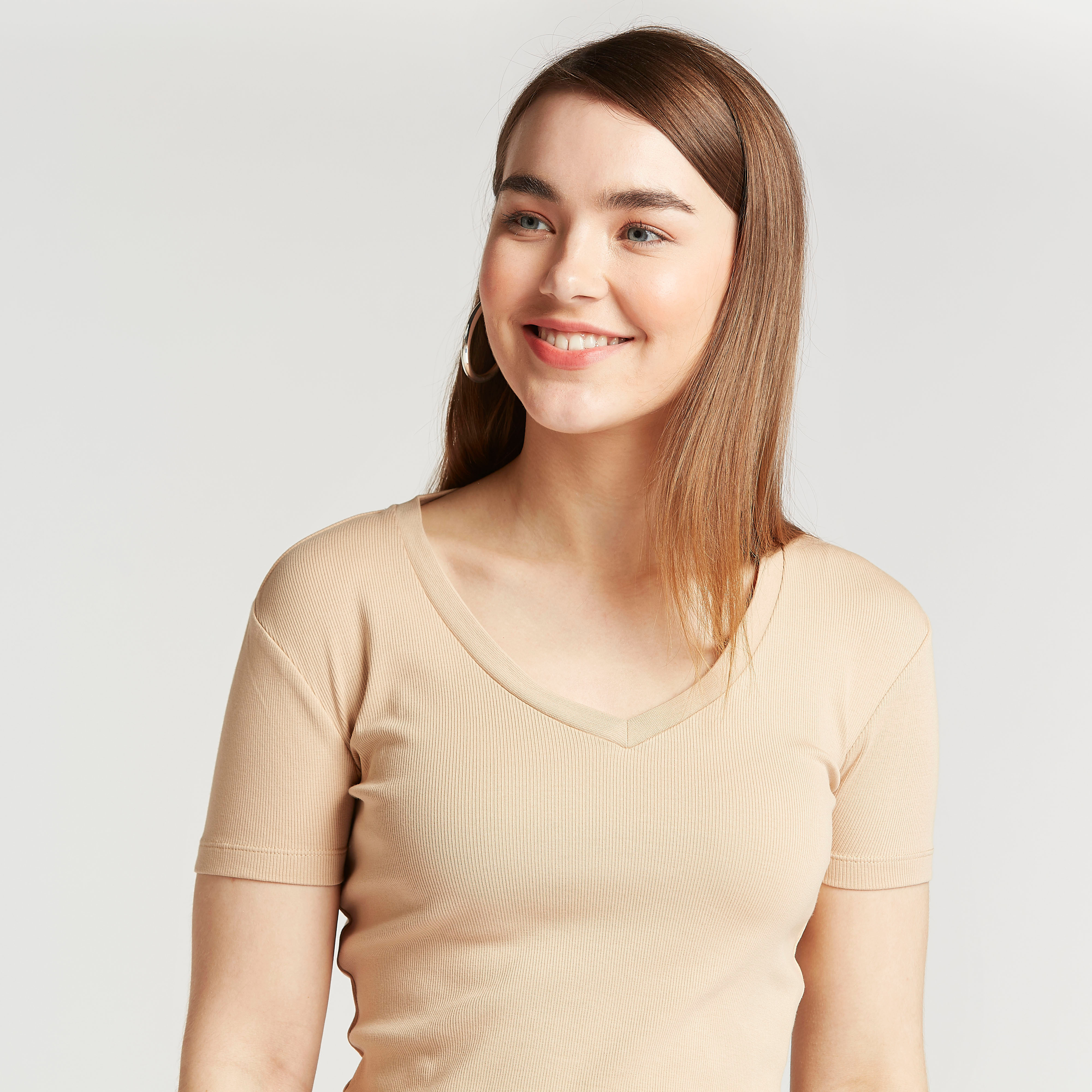 بلوزة سليم قصيرة بارزة الملمس بياقة v وأكمام قصيرة-women-clothing-tshirts-image-3
