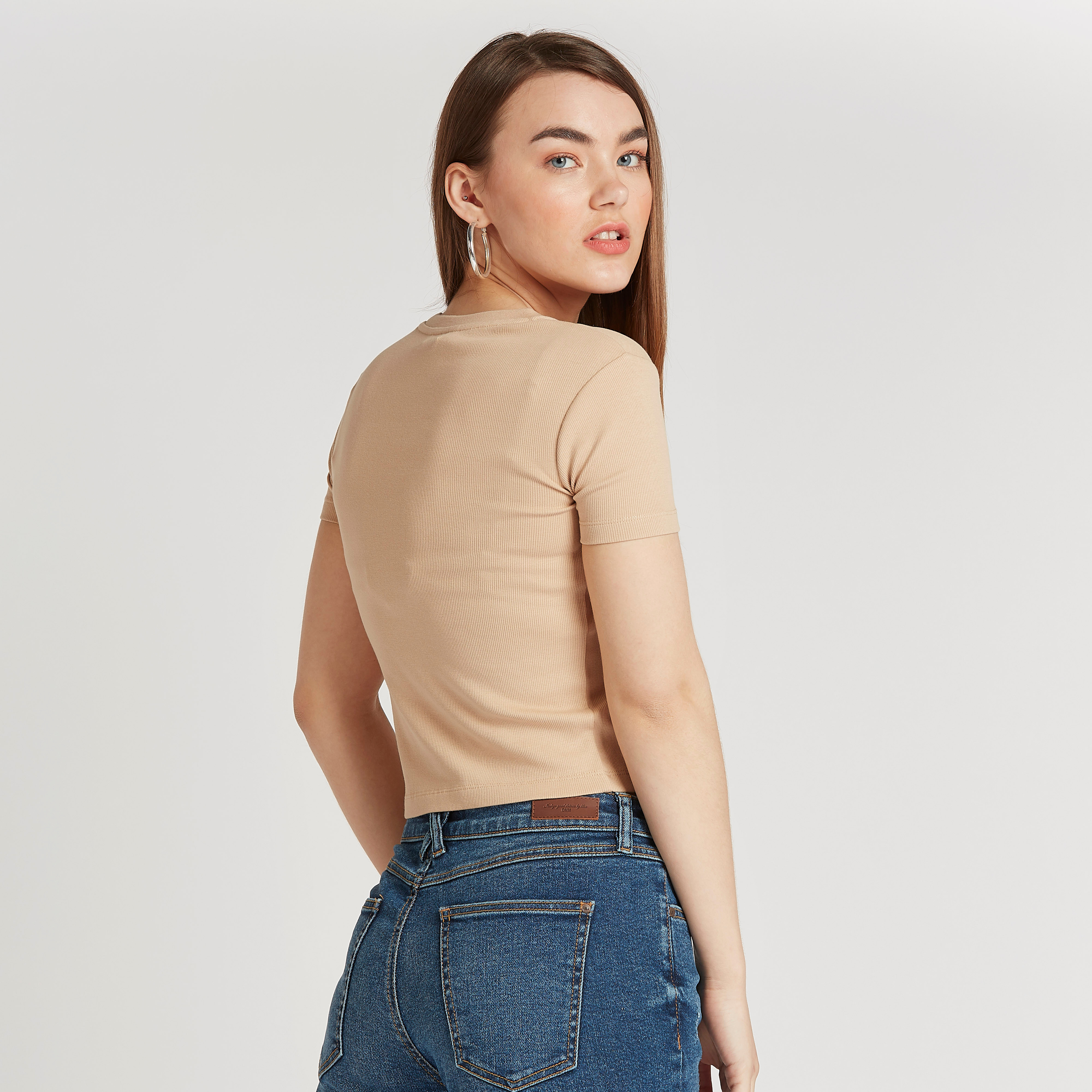 بلوزة سليم قصيرة بارزة الملمس بياقة v وأكمام قصيرة-women-clothing-tshirts-image-4