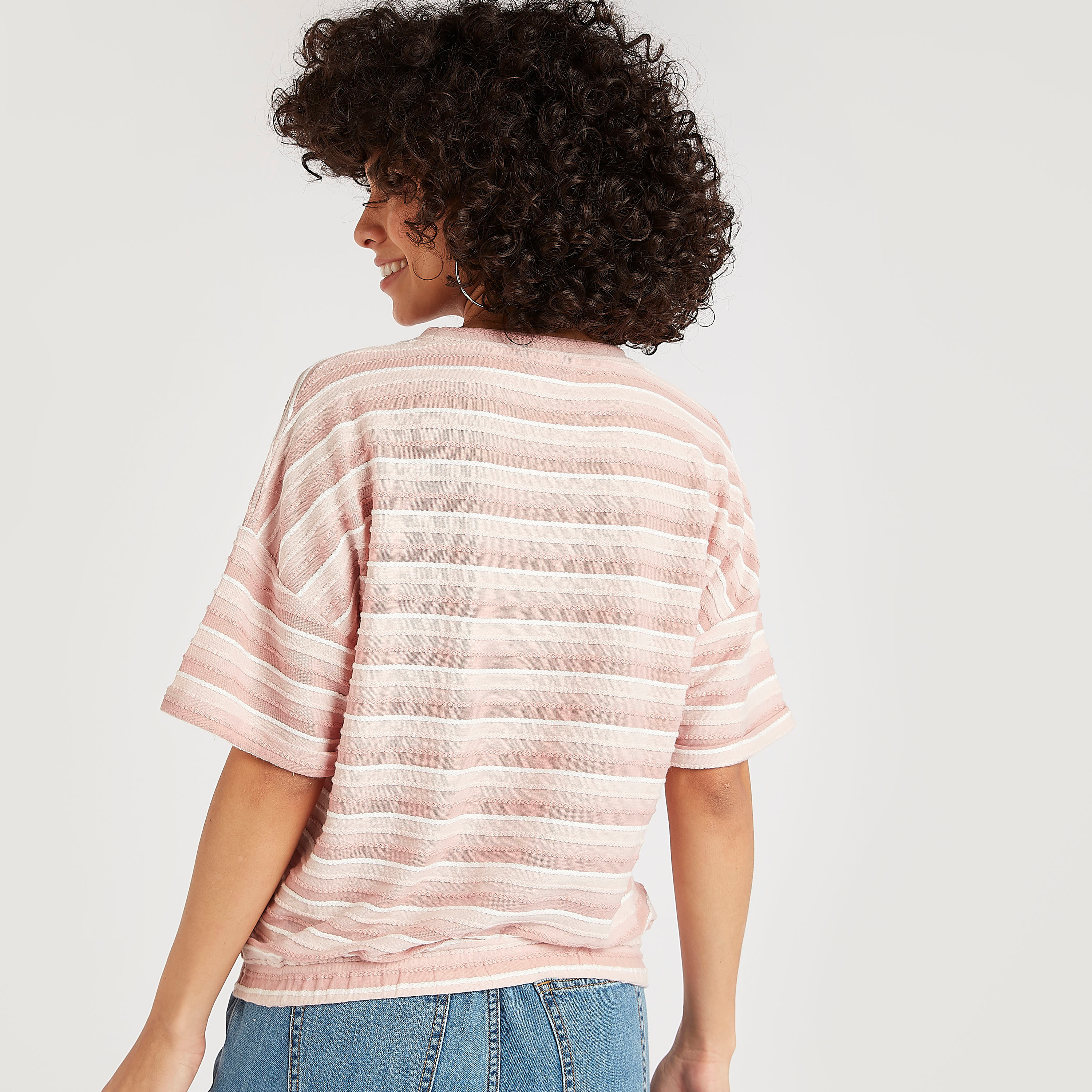 تيشيرت مقلّم بياقة ضيّقة وأكمام قصيرة-women-clothing-tshirts-image-4