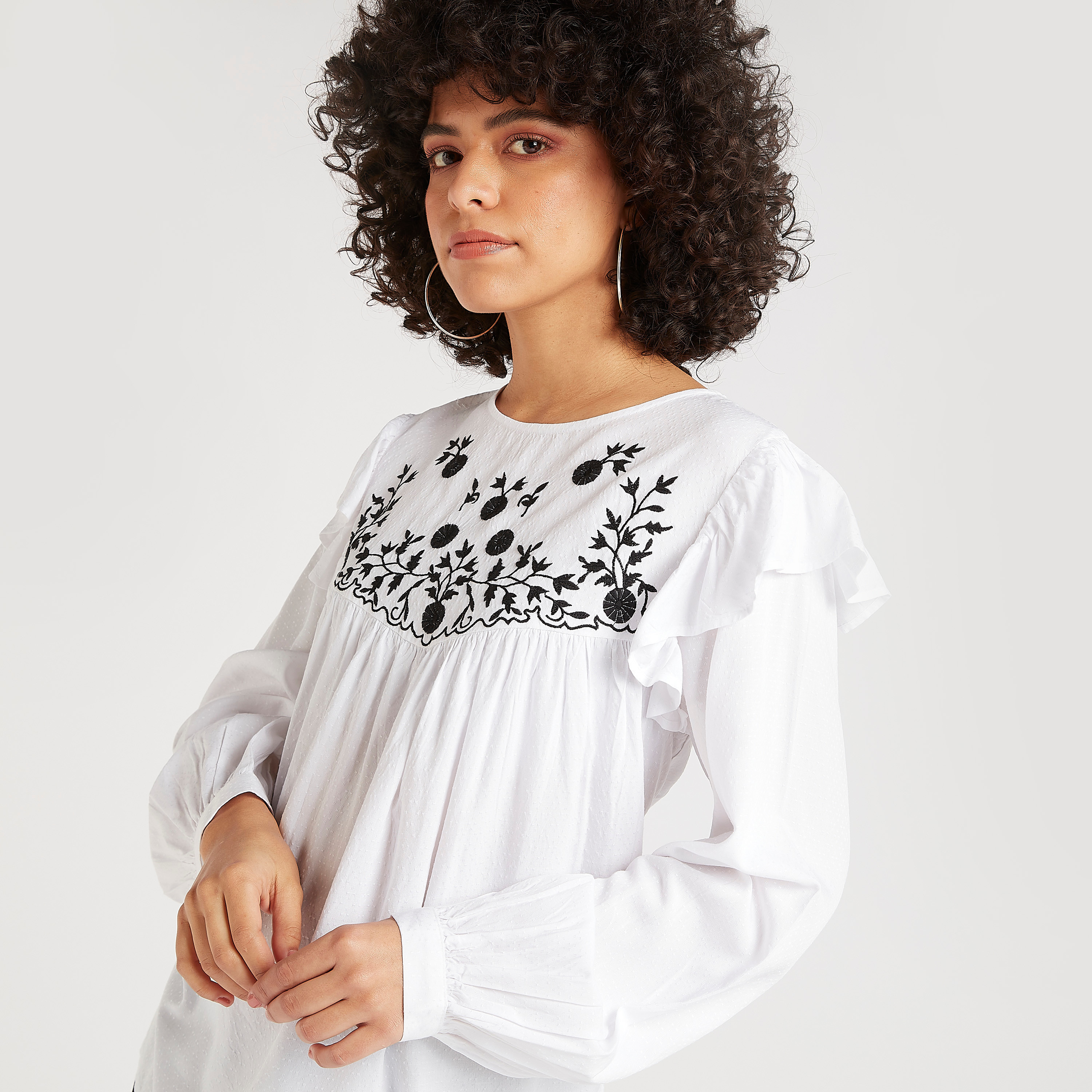 بلوزة مطرزة يوكي بأكمام طويلة وتفاصيل كشكشة-women-clothing-shirtsandblouses-blouses-image-5