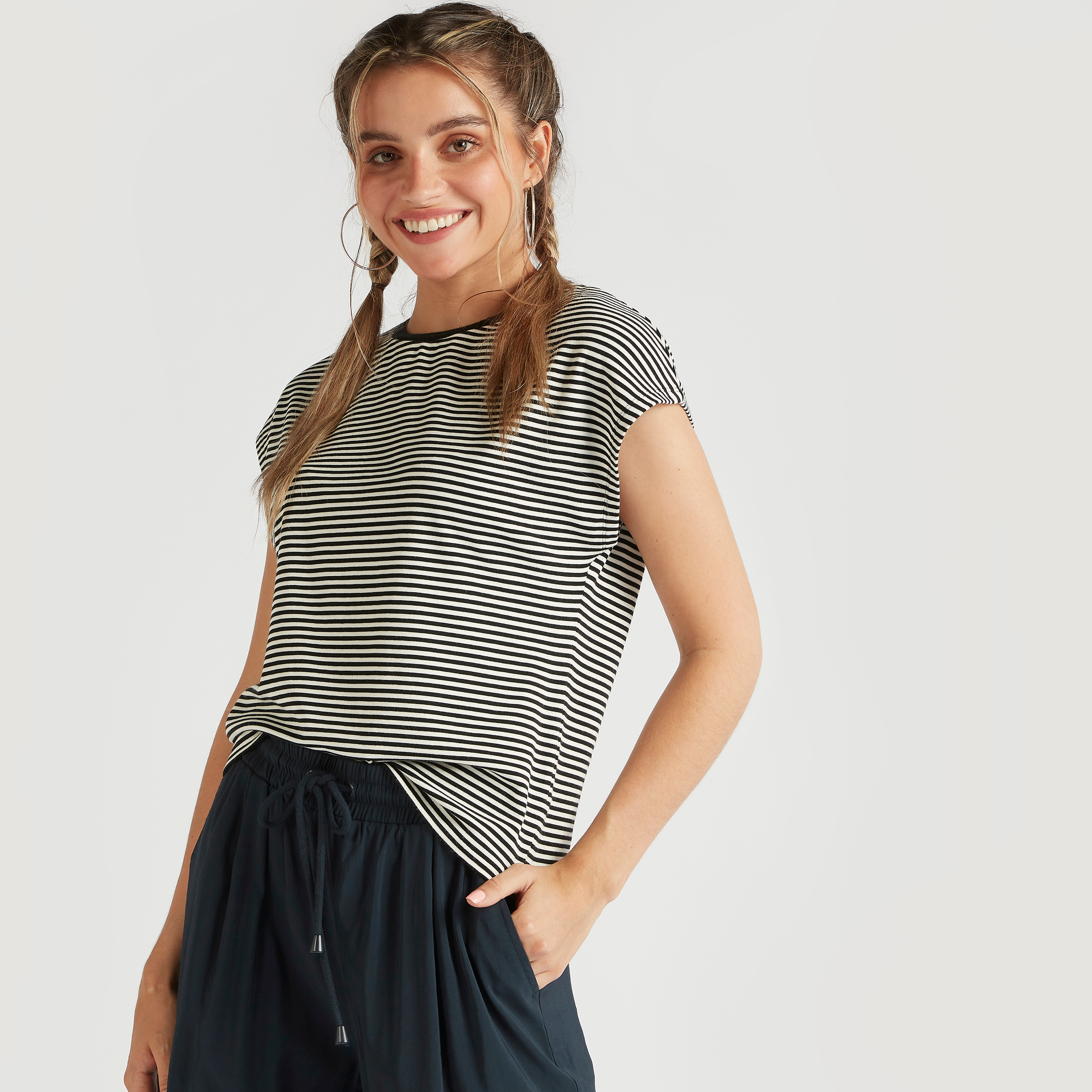 تيشيرت مقلّم بياقة ضيّقة وأكمام كاب-women-clothing-tshirts-image-1