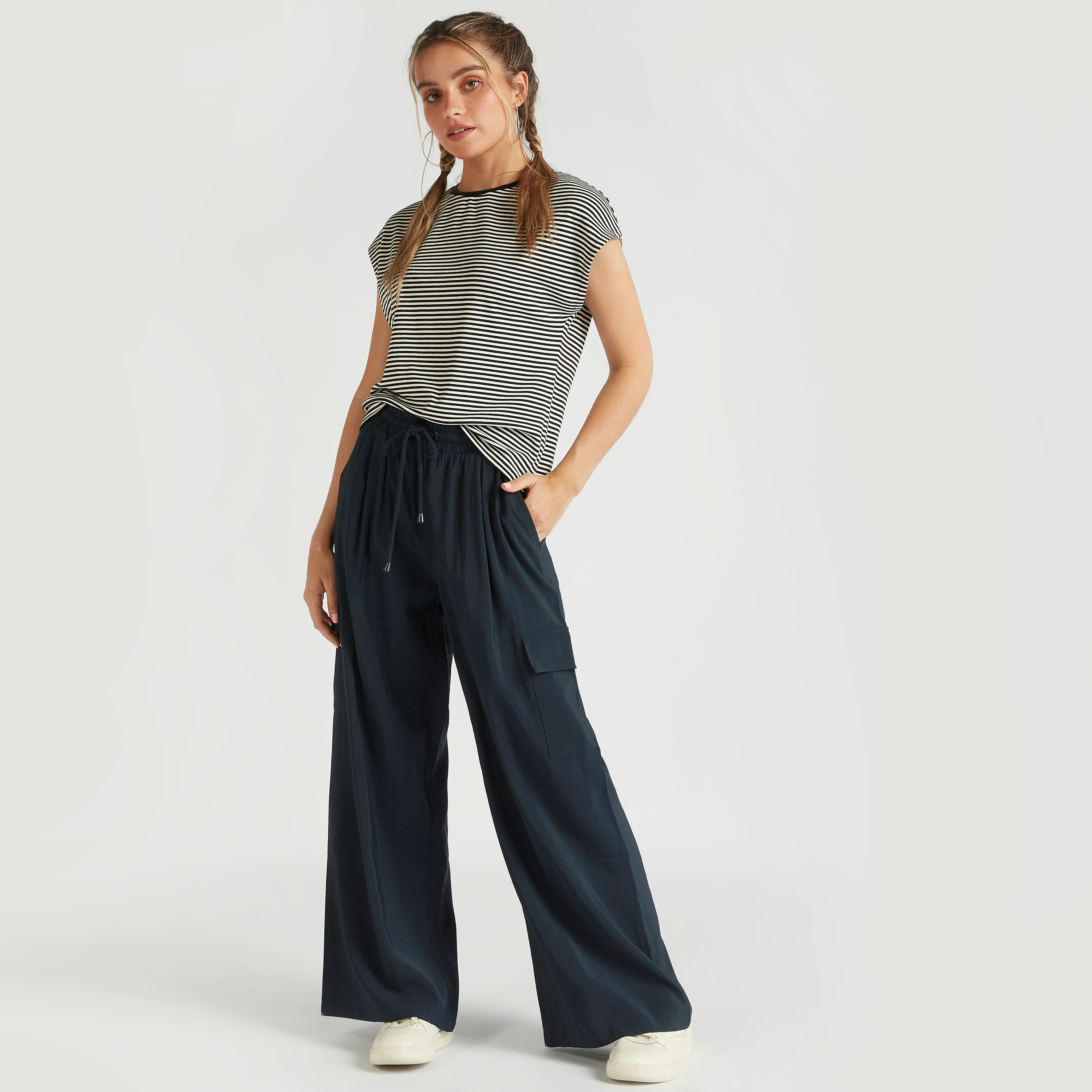 تيشيرت مقلّم بياقة ضيّقة وأكمام كاب-women-clothing-tshirts-image-2
