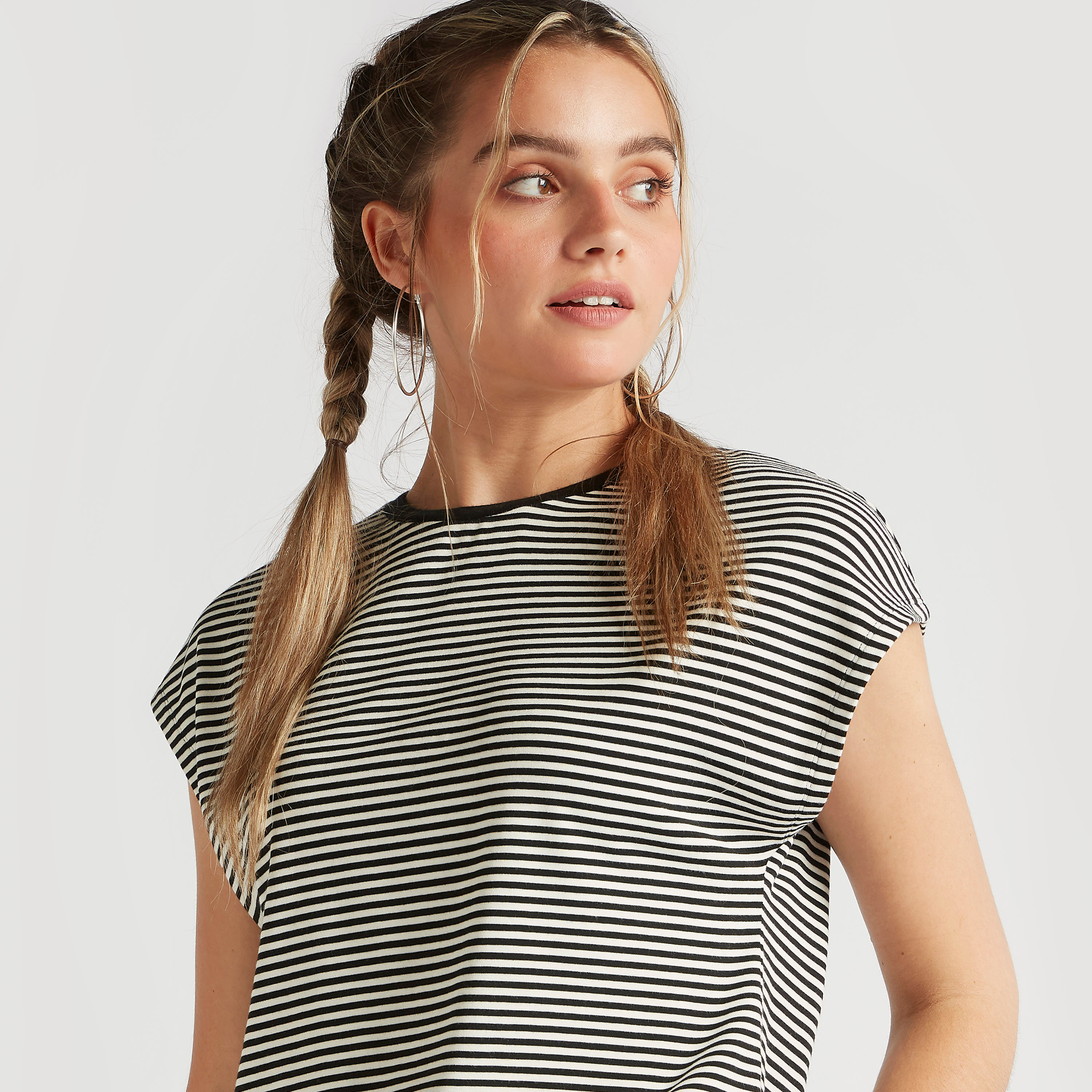 تيشيرت مقلّم بياقة ضيّقة وأكمام كاب-women-clothing-tshirts-image-3