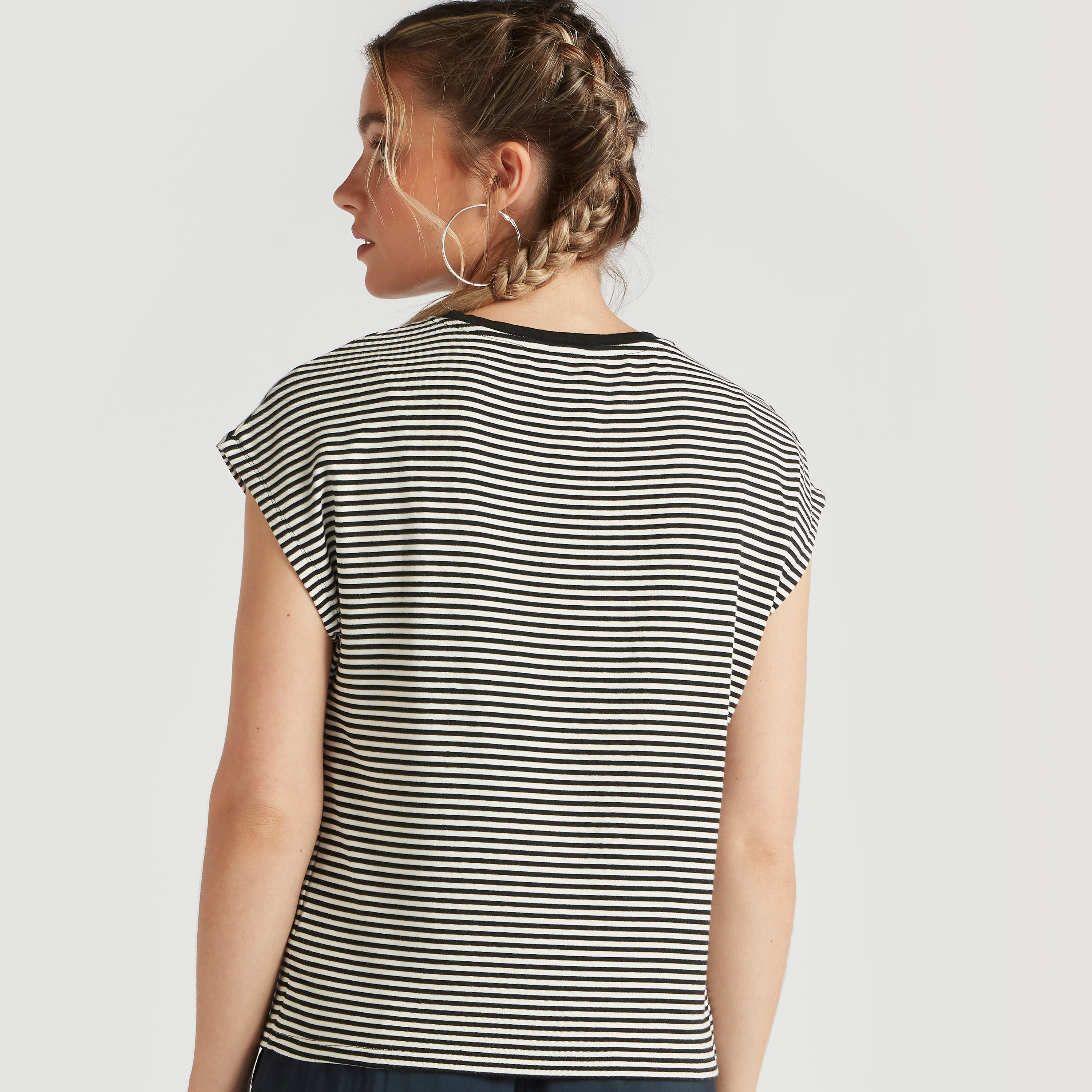 تيشيرت مقلّم بياقة ضيّقة وأكمام كاب-women-clothing-tshirts-image-4