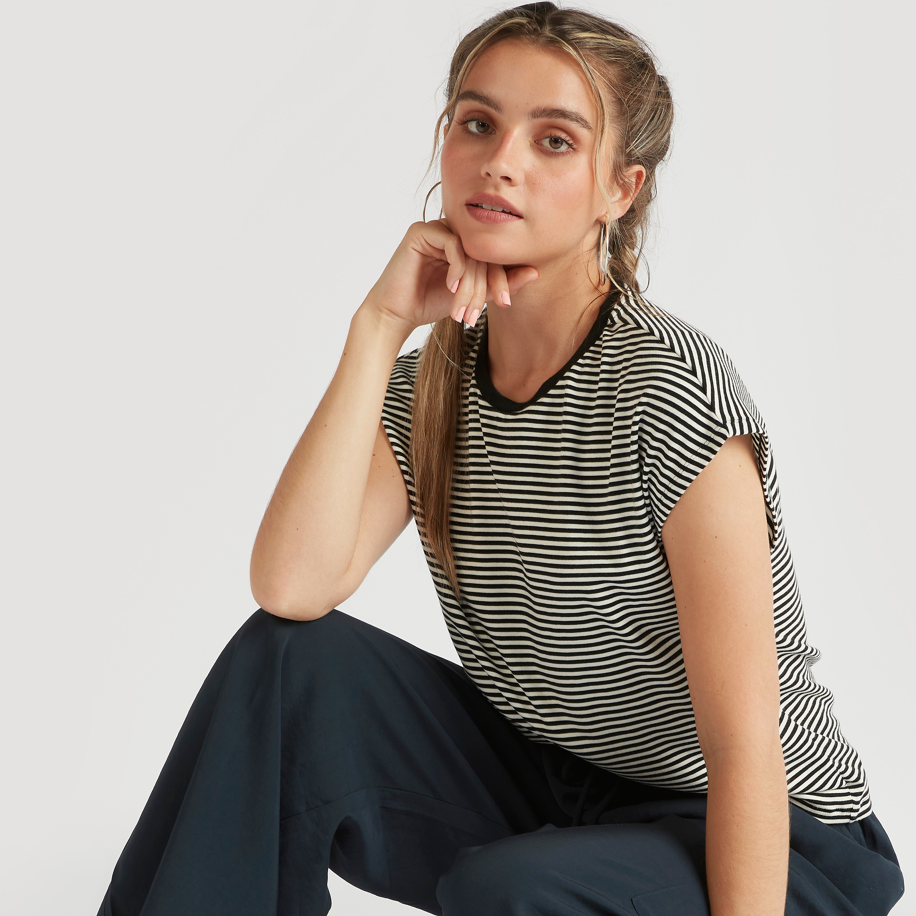 تيشيرت مقلّم بياقة ضيّقة وأكمام كاب-women-clothing-tshirts-image-5