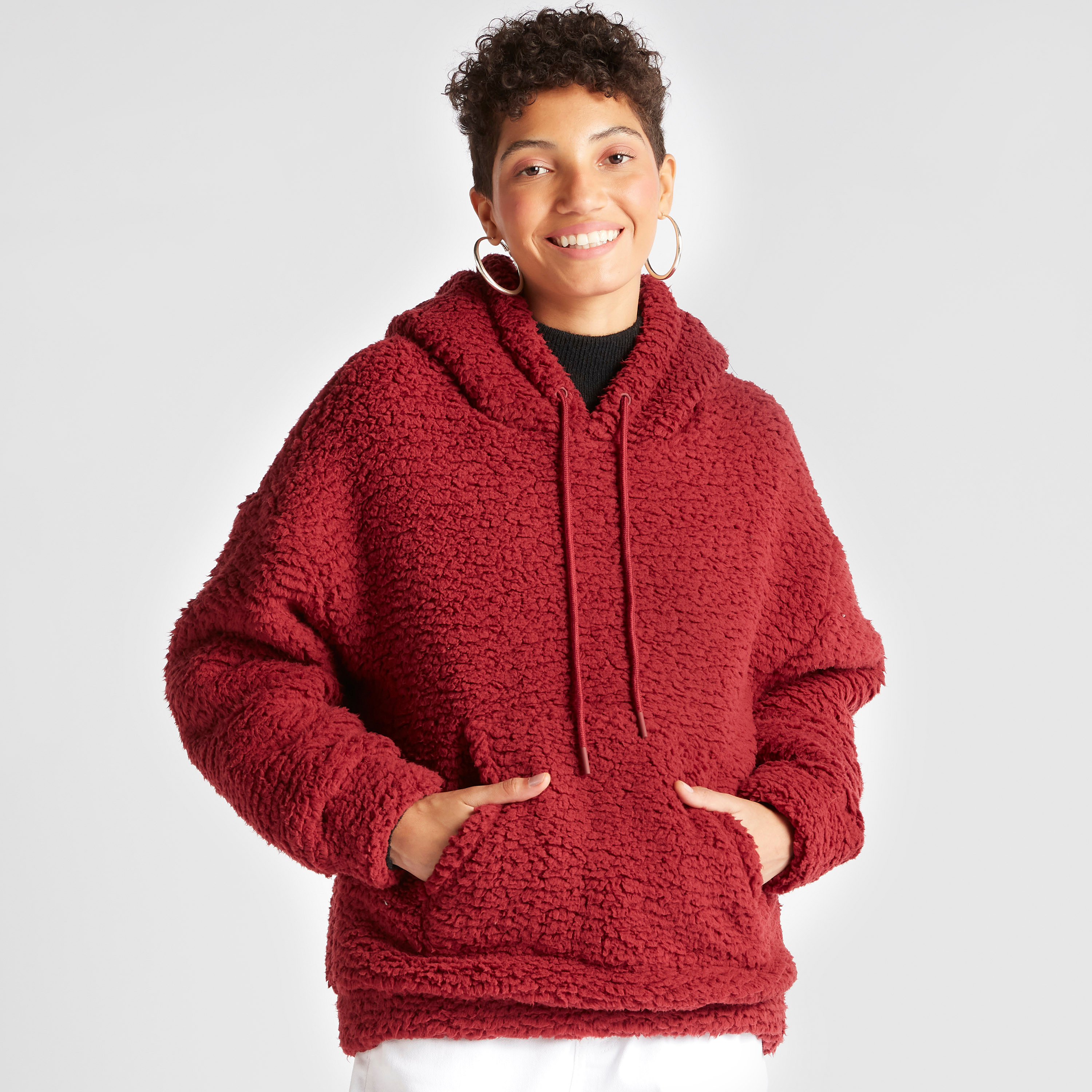 سويت شيرت بقبّعة وجيوب كنغر وأكمام طويلة وطبعات نصيّة-women-winterwear-cardigansandjumpers-jumpers-image-1