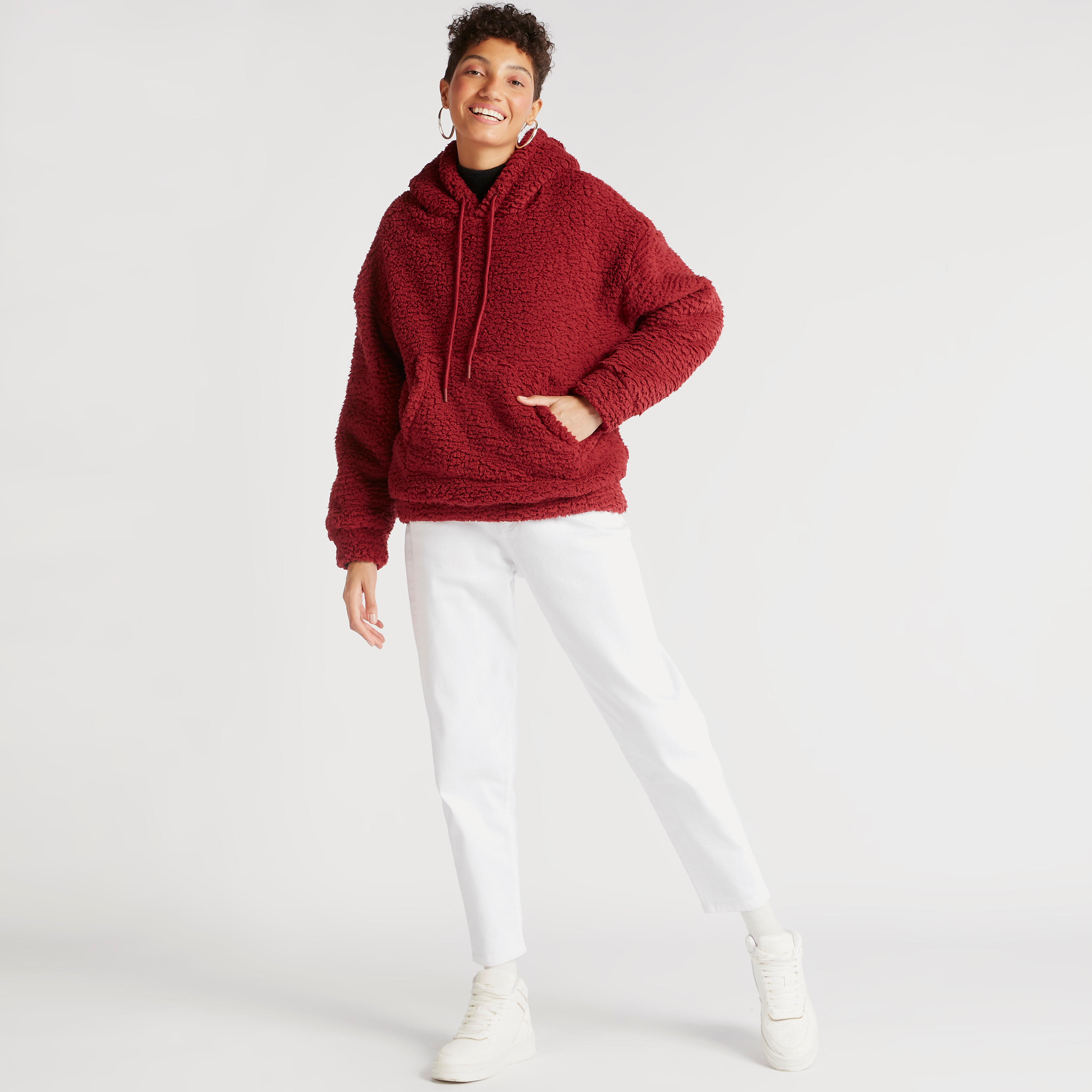 سويت شيرت بقبّعة وجيوب كنغر وأكمام طويلة وطبعات نصيّة-women-winterwear-cardigansandjumpers-jumpers-image-2
