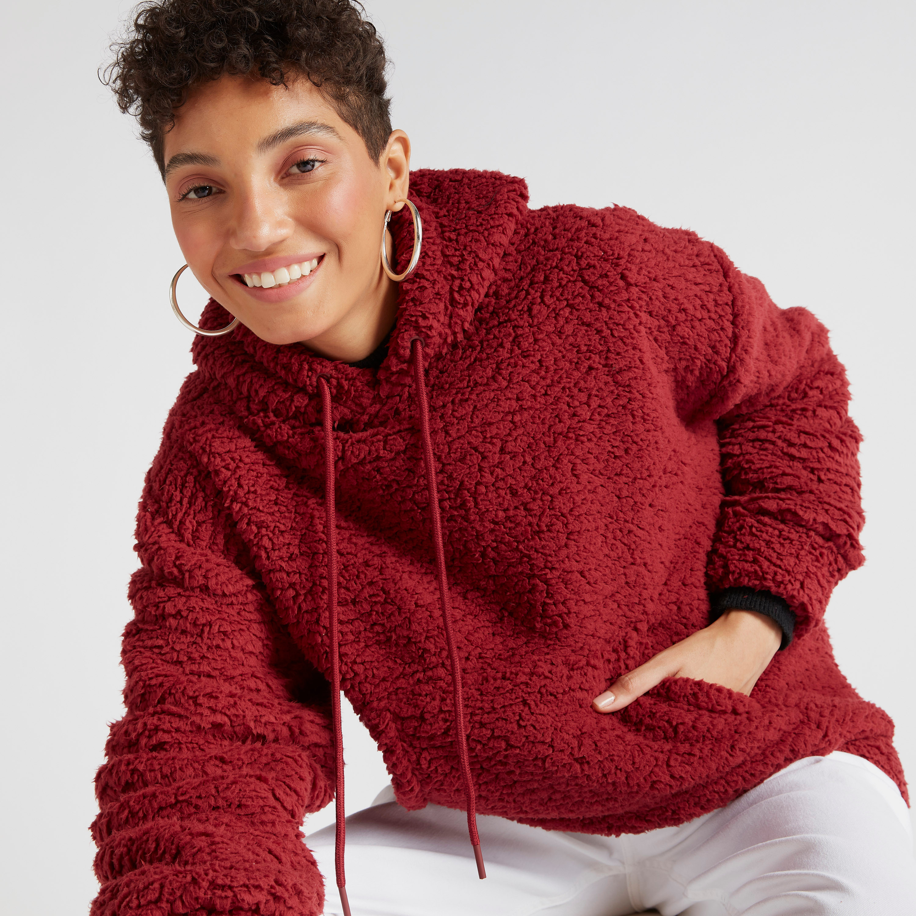 سويت شيرت بقبّعة وجيوب كنغر وأكمام طويلة وطبعات نصيّة-women-winterwear-cardigansandjumpers-jumpers-image-3