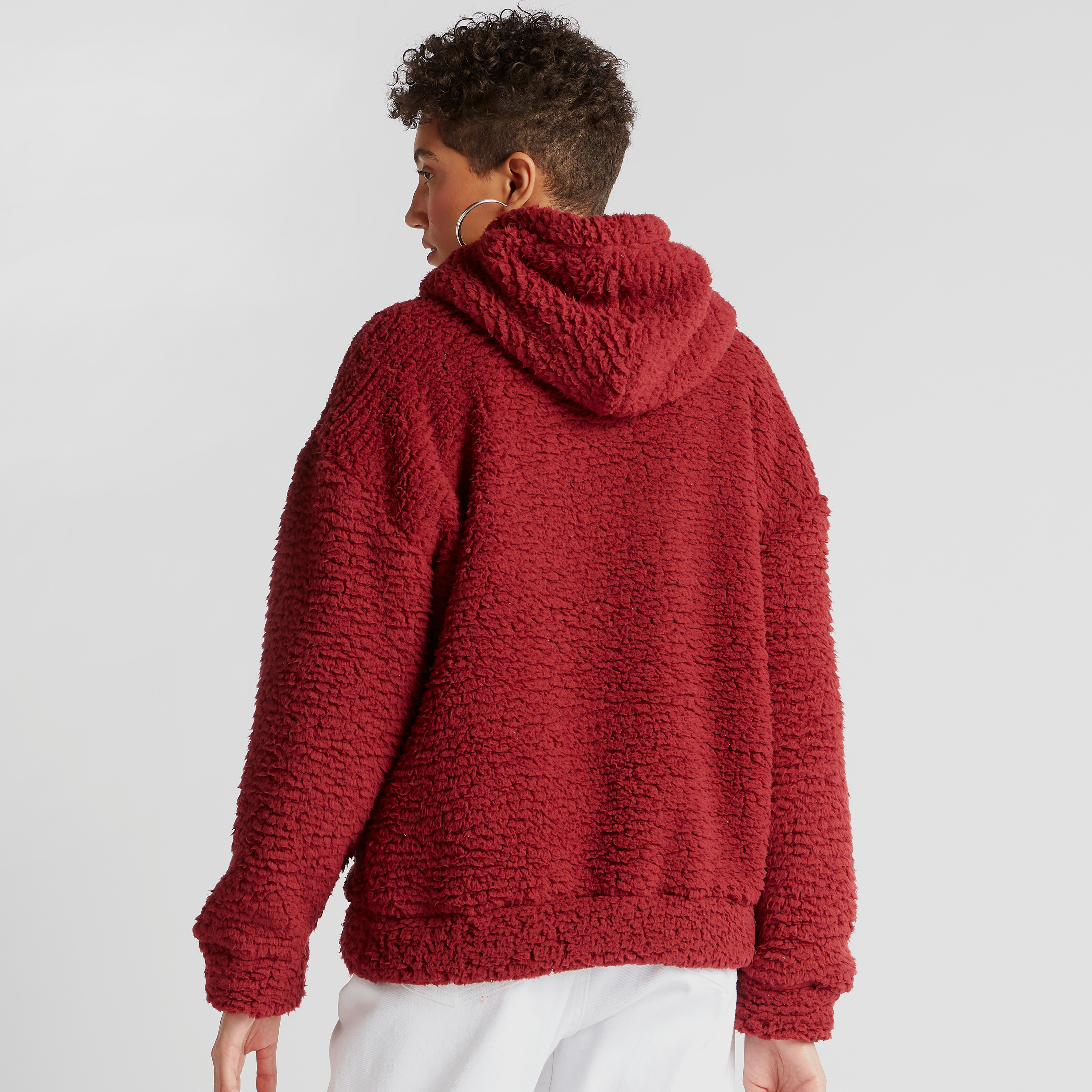 سويت شيرت بقبّعة وجيوب كنغر وأكمام طويلة وطبعات نصيّة-women-winterwear-cardigansandjumpers-jumpers-image-4