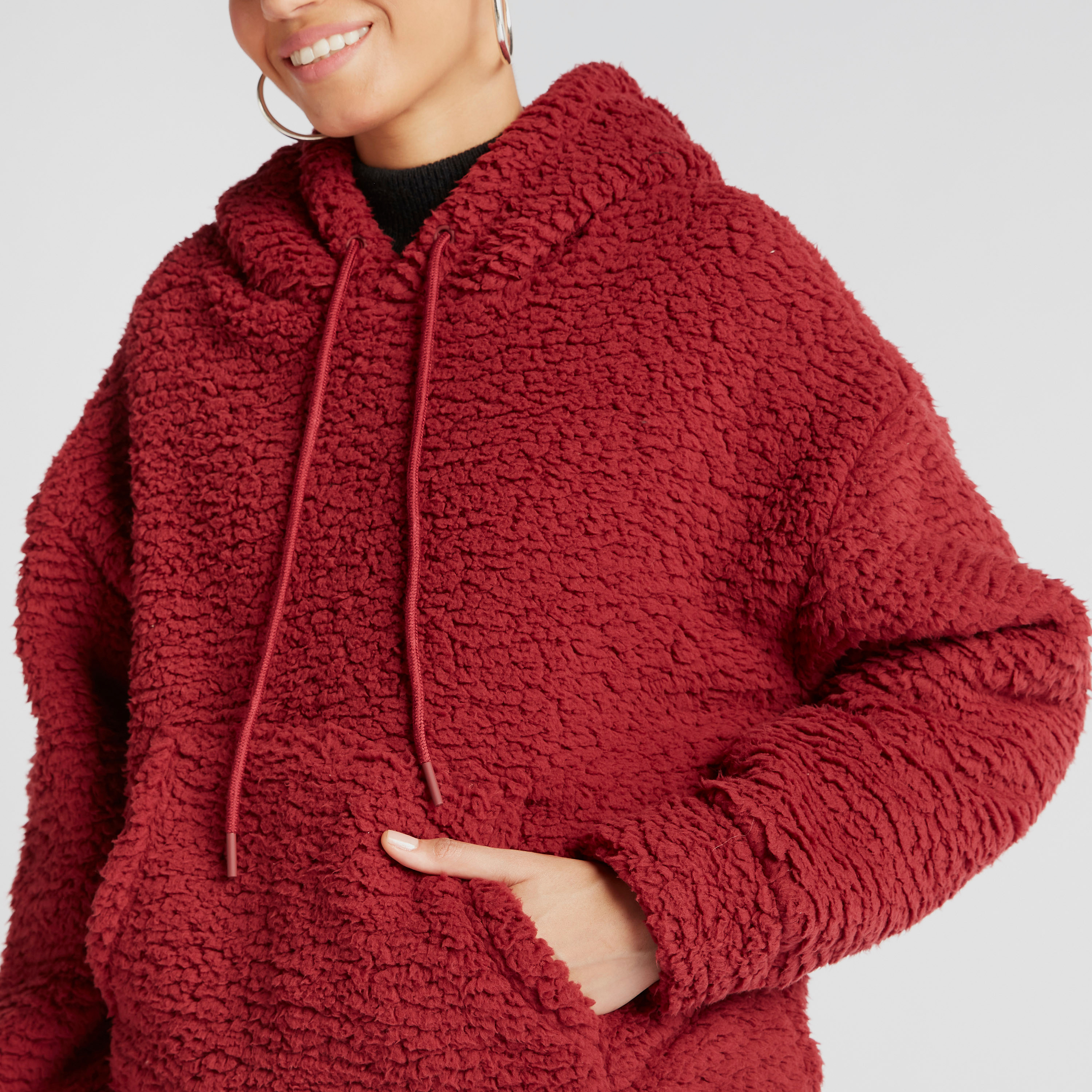 سويت شيرت بقبّعة وجيوب كنغر وأكمام طويلة وطبعات نصيّة-women-winterwear-cardigansandjumpers-jumpers-image-5