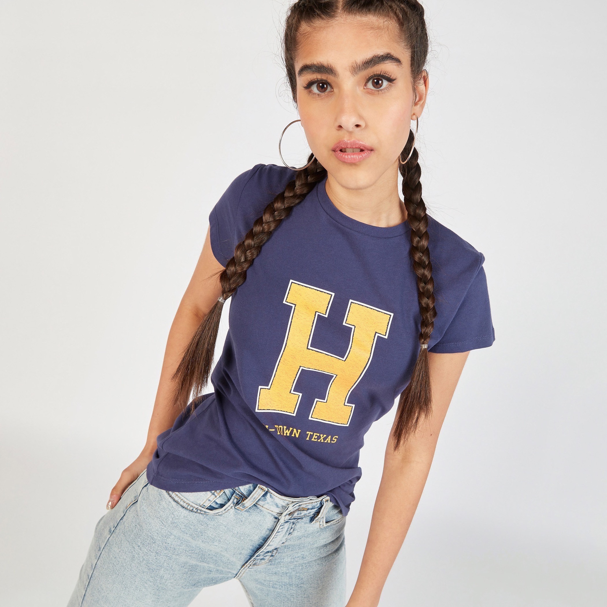 تيشيرت بياقة ضيّقة وأكمام قصيرة وطبعات جرافيك-women-clothing-tshirts-image-1