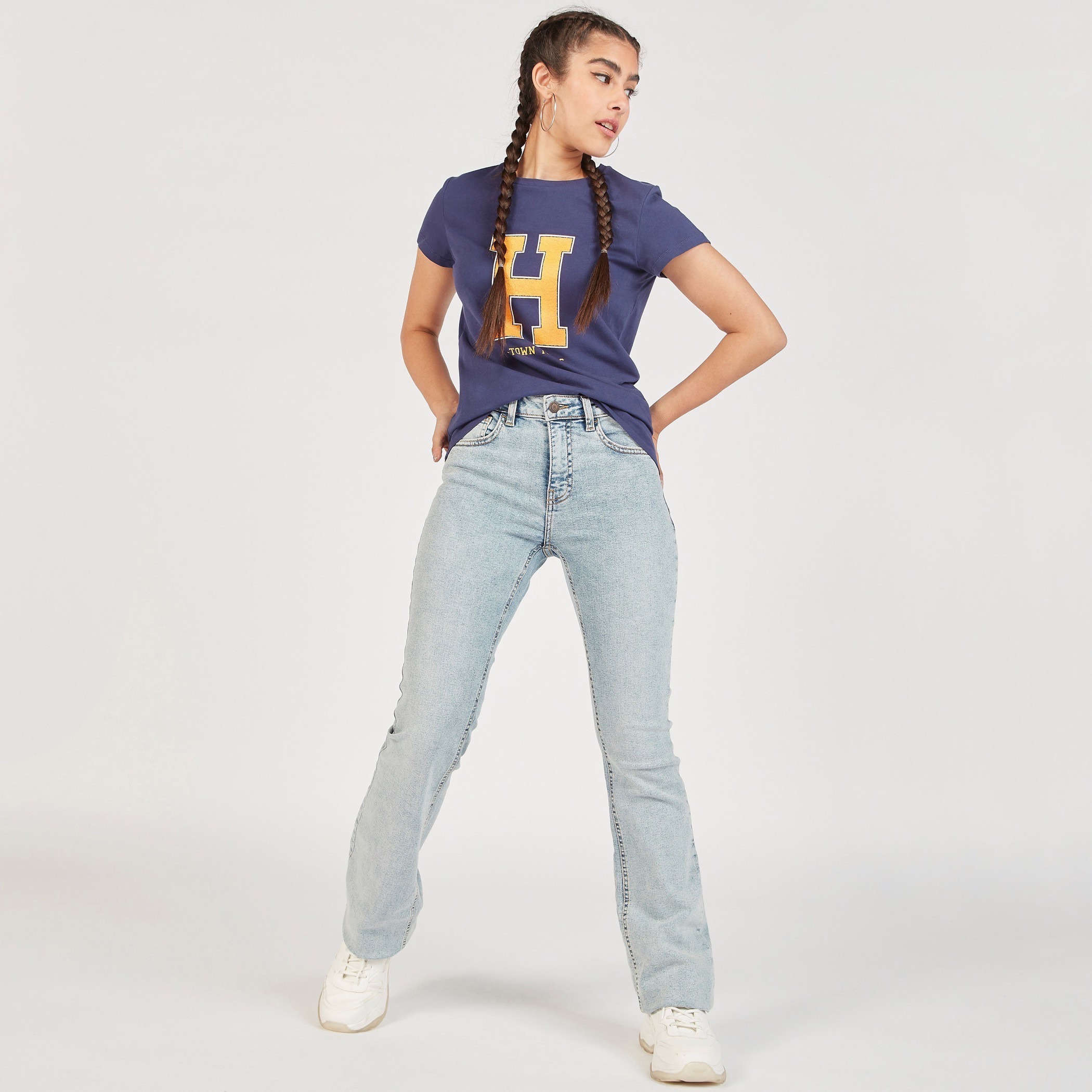 تيشيرت بياقة ضيّقة وأكمام قصيرة وطبعات جرافيك-women-clothing-tshirts-image-2