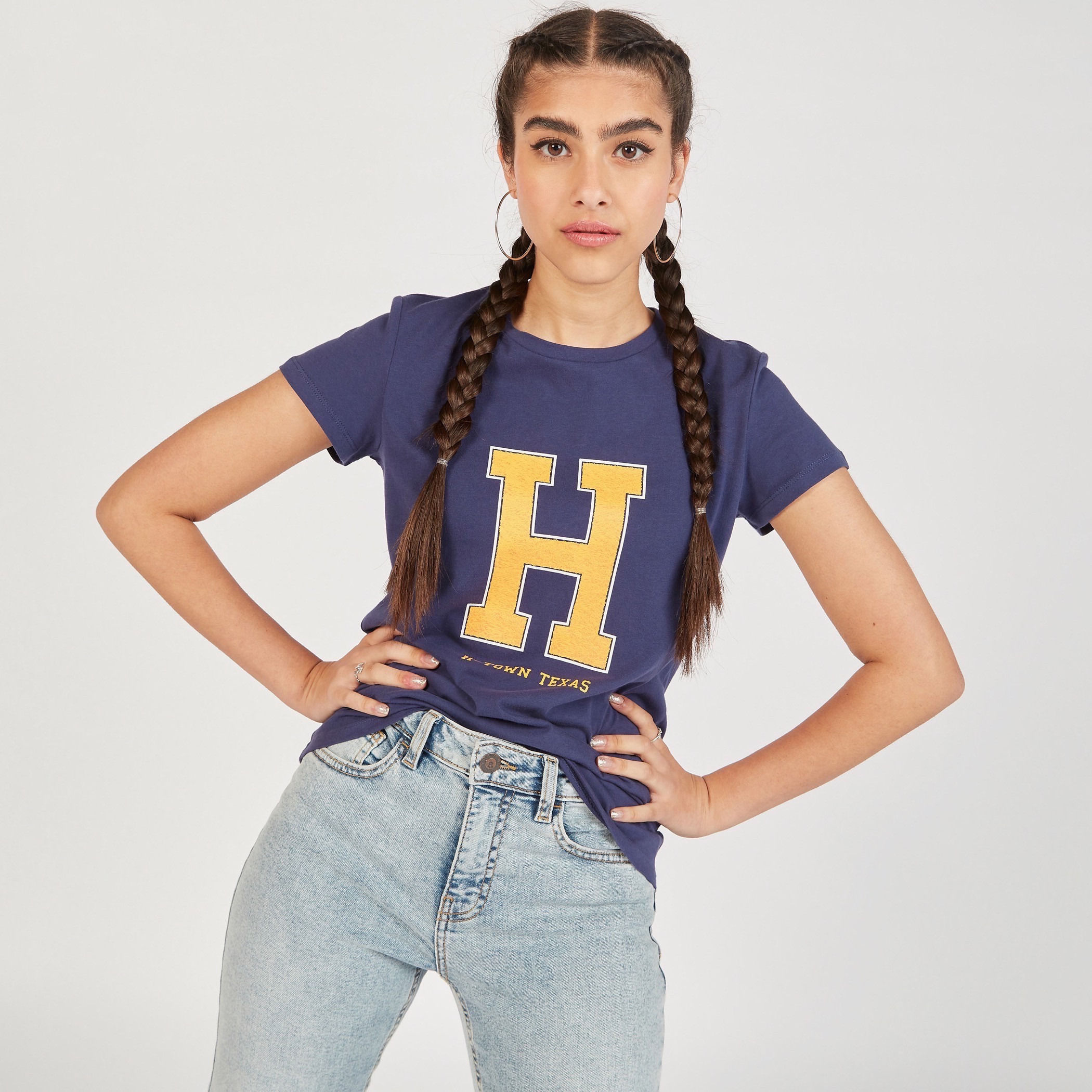 تيشيرت بياقة ضيّقة وأكمام قصيرة وطبعات جرافيك-women-clothing-tshirts-image-3