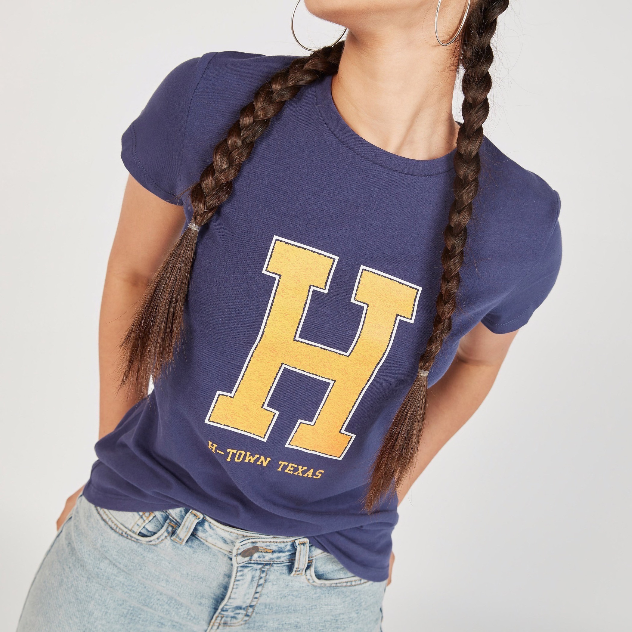 تيشيرت بياقة ضيّقة وأكمام قصيرة وطبعات جرافيك-women-clothing-tshirts-image-5