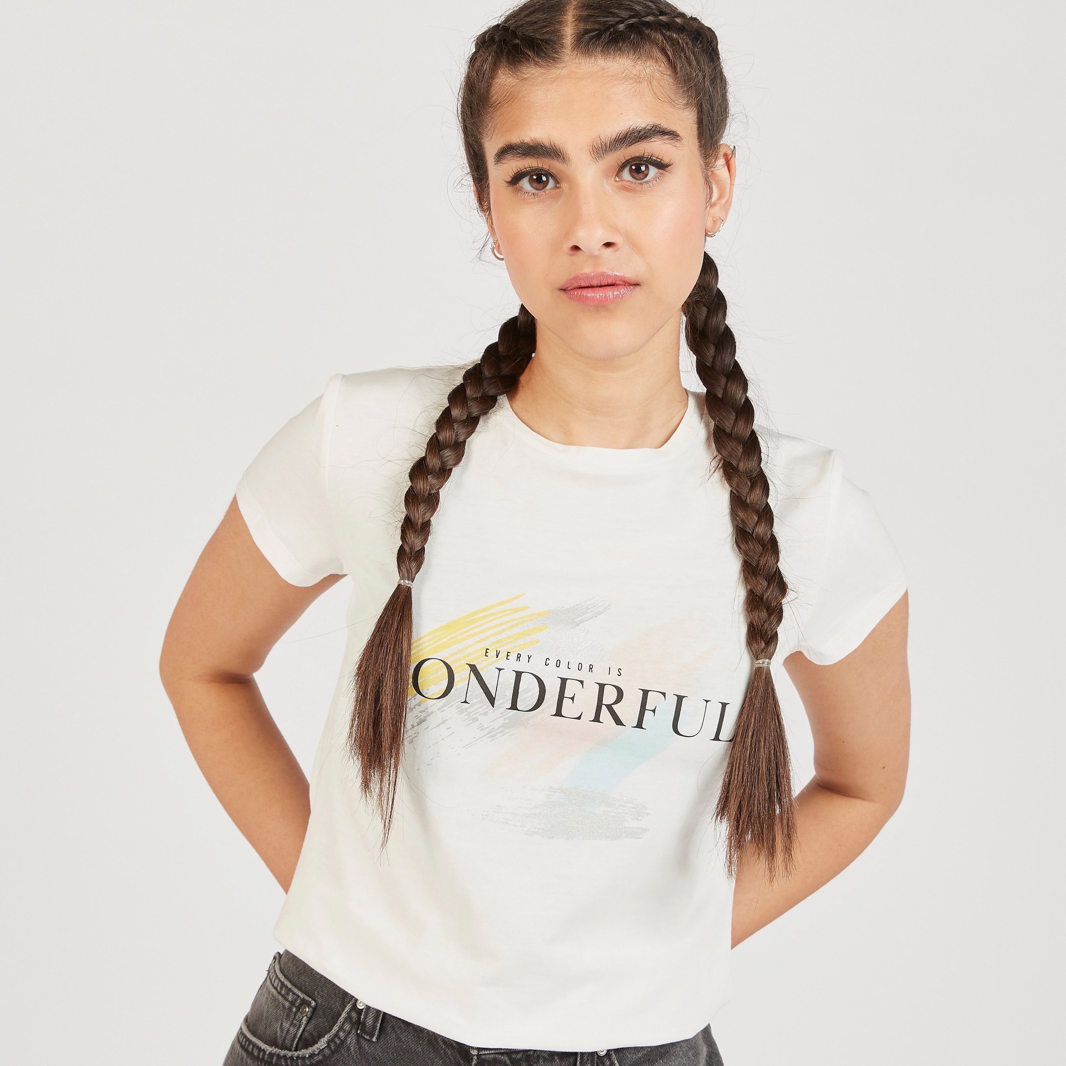تيشيرت بياقة ضيقة وأكمام قصيرة وطبعات شعار-women-clothing-tshirts-image-1