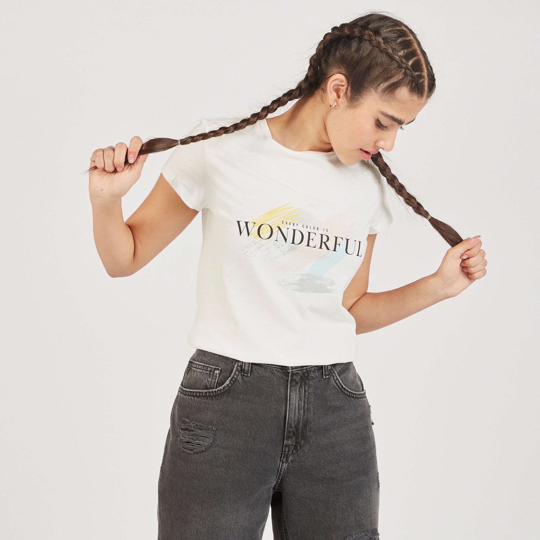 تيشيرت بياقة ضيقة وأكمام قصيرة وطبعات شعار-women-clothing-tshirts-image-3