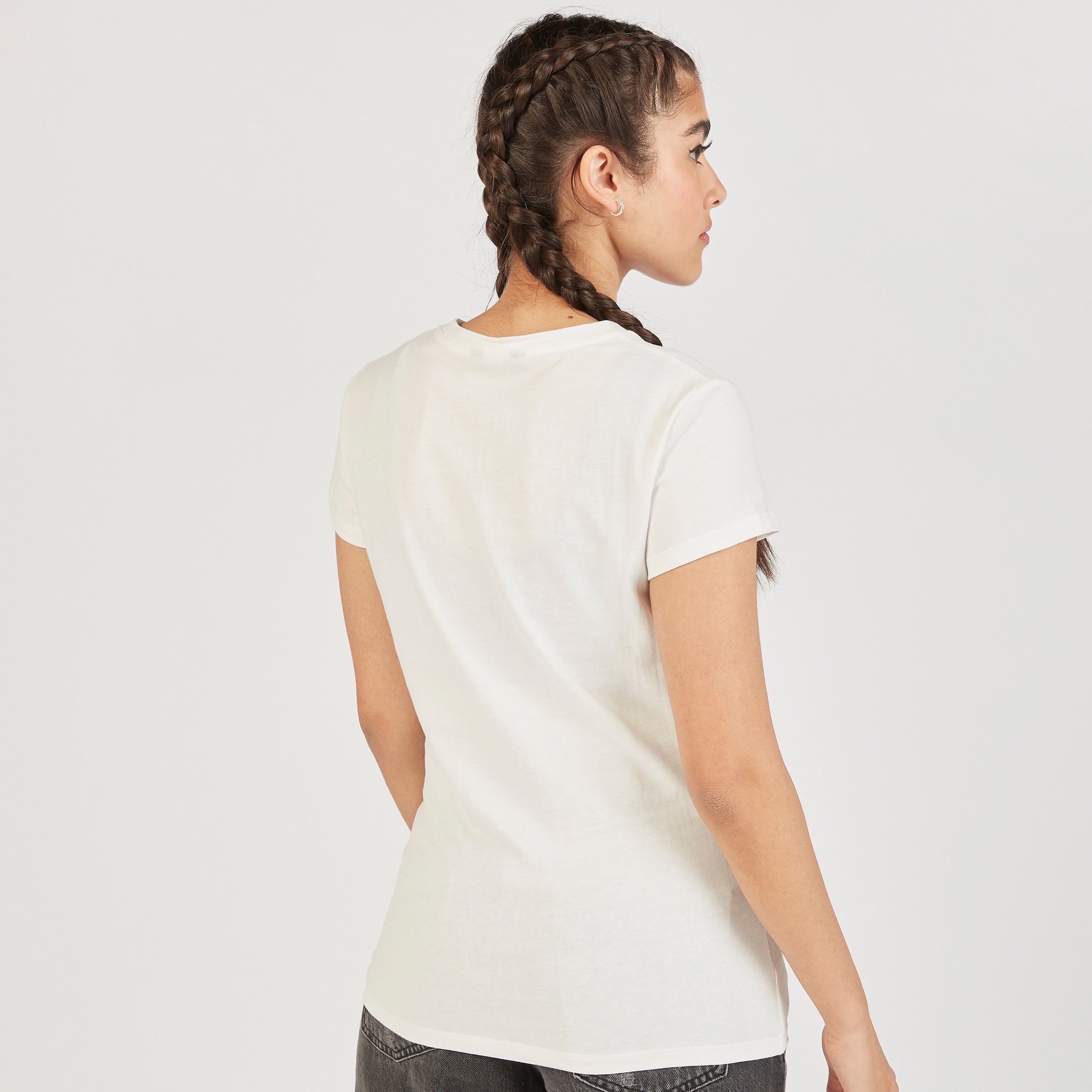 تيشيرت بياقة ضيقة وأكمام قصيرة وطبعات شعار-women-clothing-tshirts-image-4