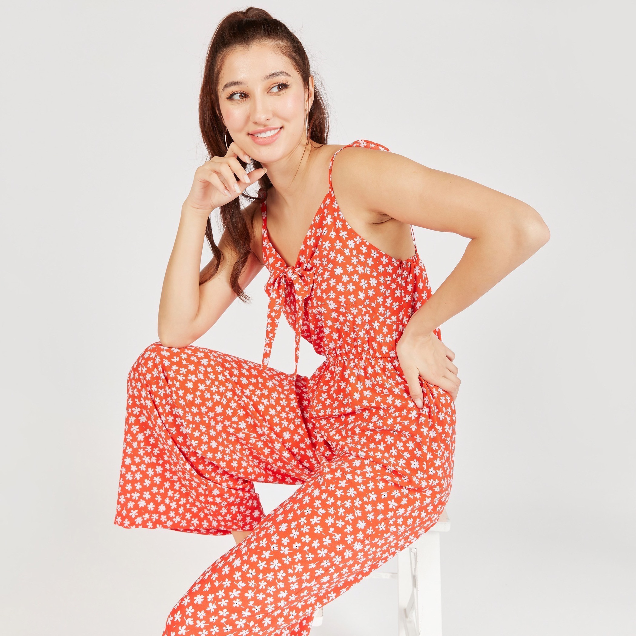 جمبسوت دون أكمام بطبعات أزهار وخصر مطاطي وتفاصيل فيونكة-women-clothing-jumpsuits-image-1