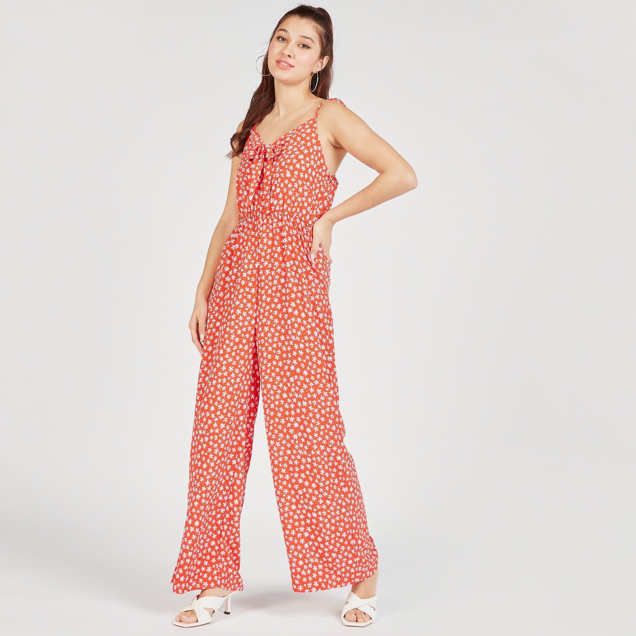جمبسوت دون أكمام بطبعات أزهار وخصر مطاطي وتفاصيل فيونكة-women-clothing-jumpsuits-image-2