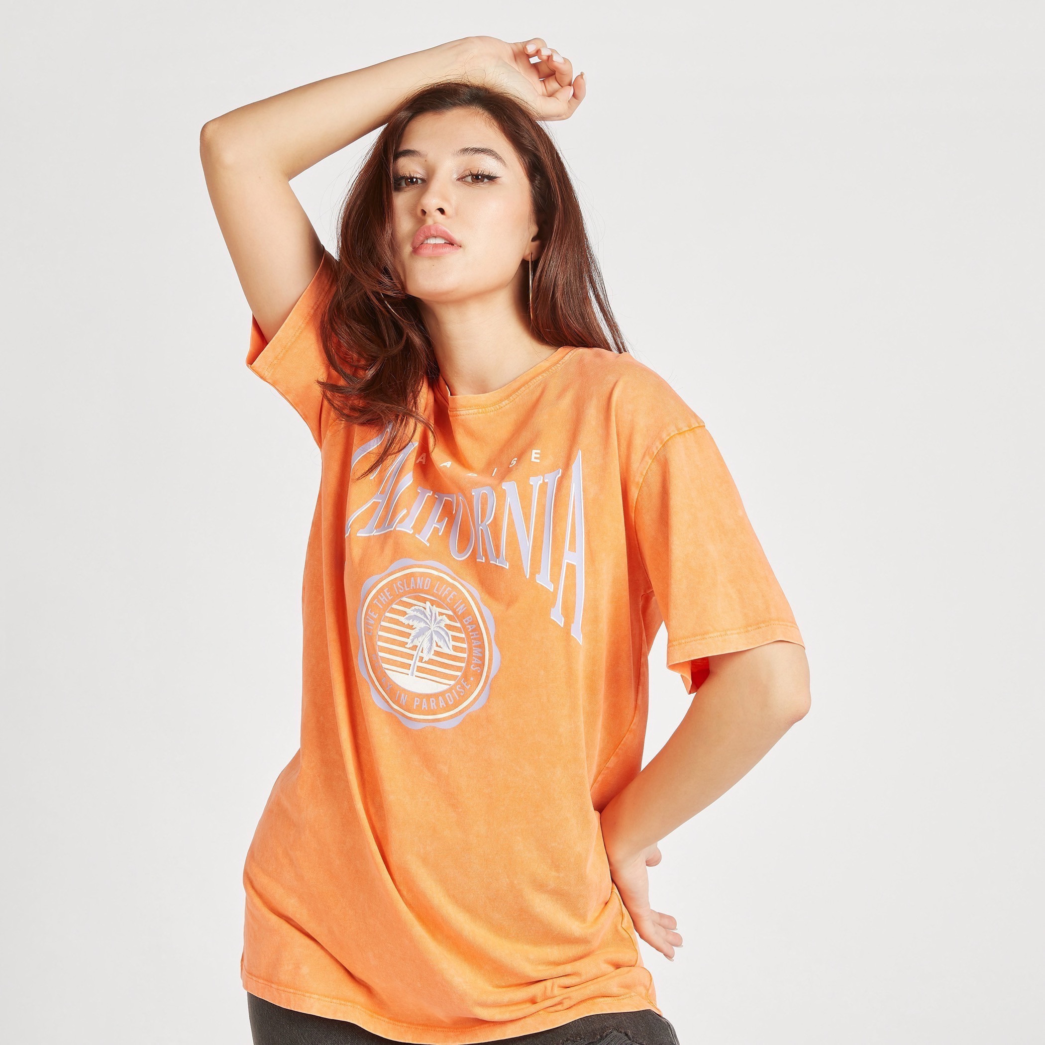 تيشيرت فضفاض بطبعات وياقة ضيّقة وأكمام قصيرة-women-clothing-tshirts-image-1