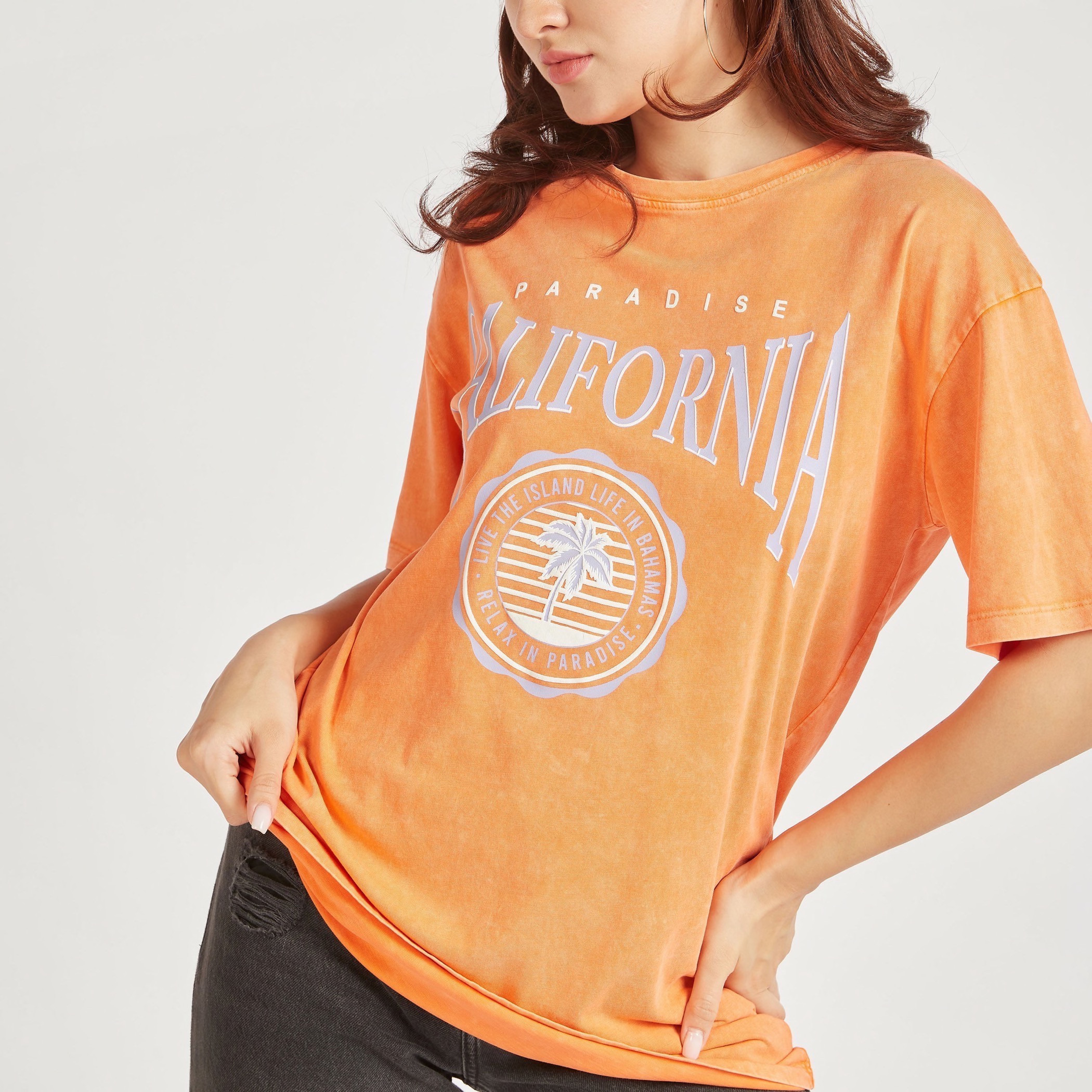 تيشيرت فضفاض بطبعات وياقة ضيّقة وأكمام قصيرة-women-clothing-tshirts-image-3