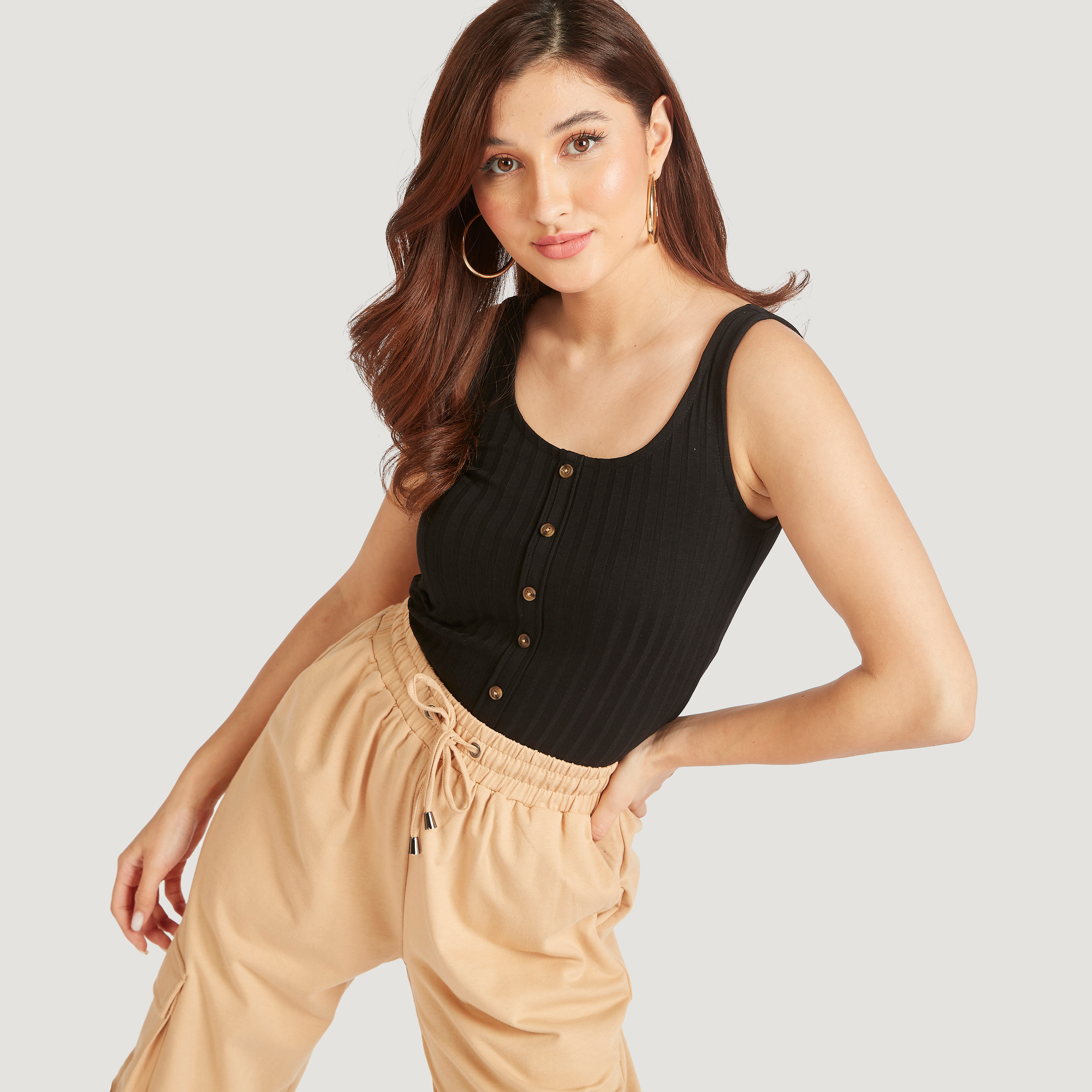 بلوزة دون أكمام سادة بياقة عميقة وإغلاق بأزرار-women-clothing-tshirts-image-9