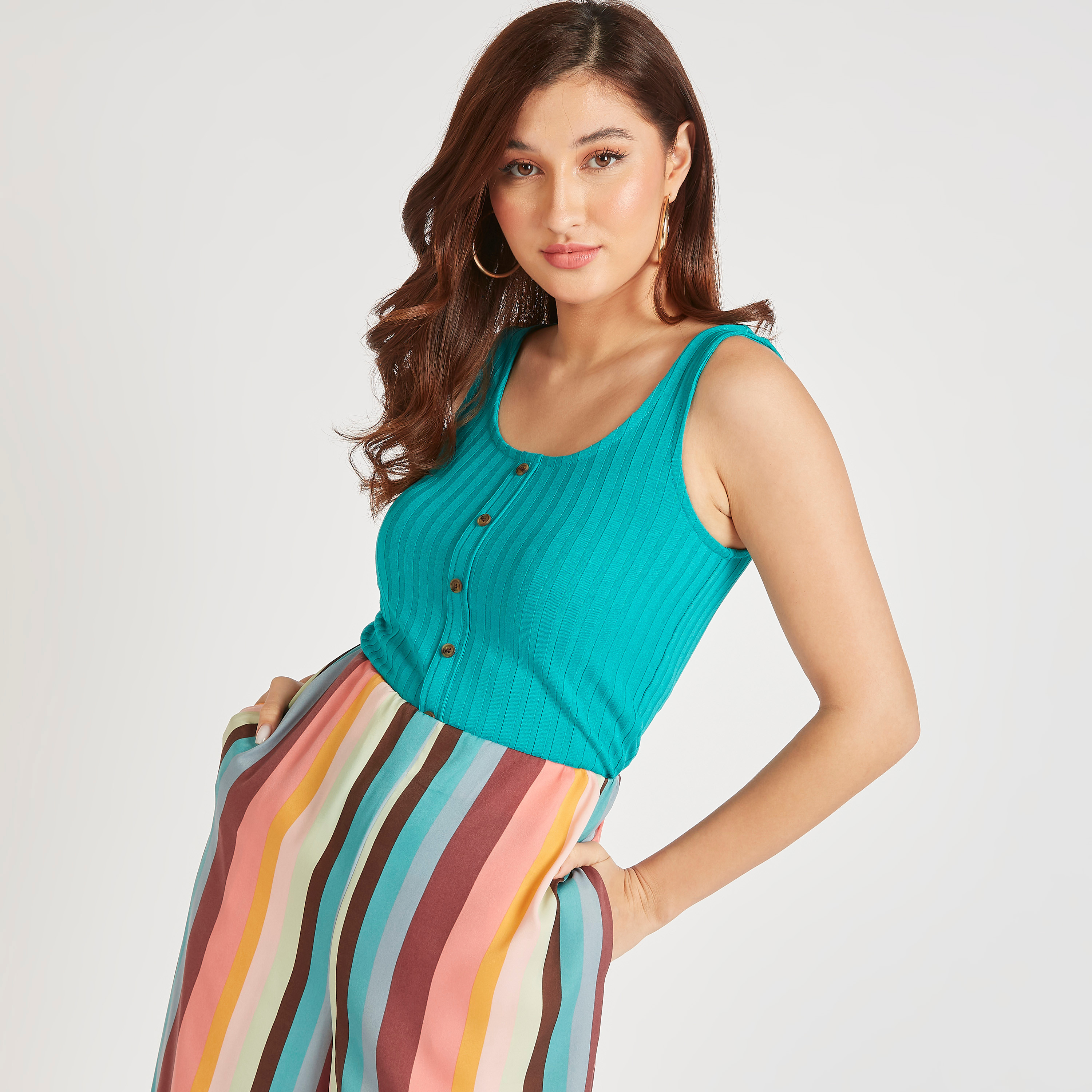 بلوزة دون أكمام سادة بياقة عميقة وإغلاق بأزرار-women-clothing-tshirts-image-41