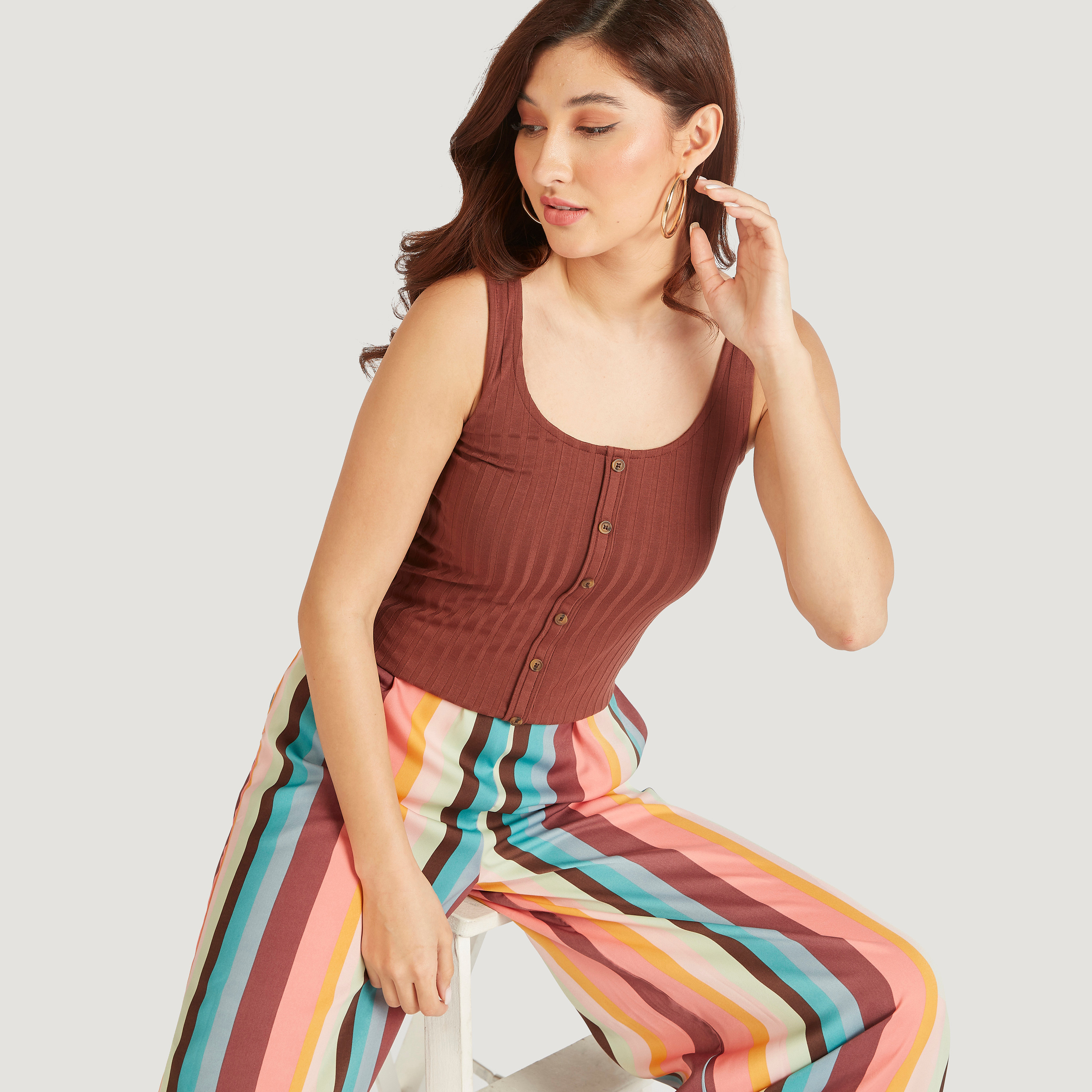 بلوزة دون أكمام سادة بياقة عميقة وإغلاق بأزرار-women-clothing-tshirts-image-25