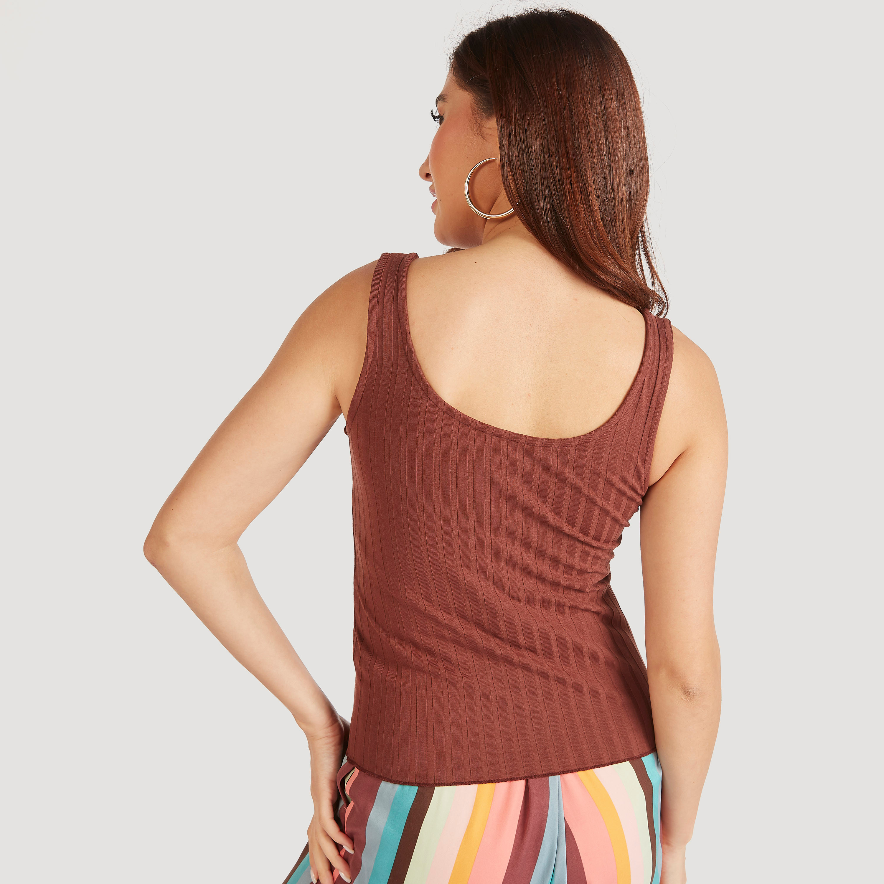 بلوزة دون أكمام سادة بياقة عميقة وإغلاق بأزرار-women-clothing-tshirts-image-28
