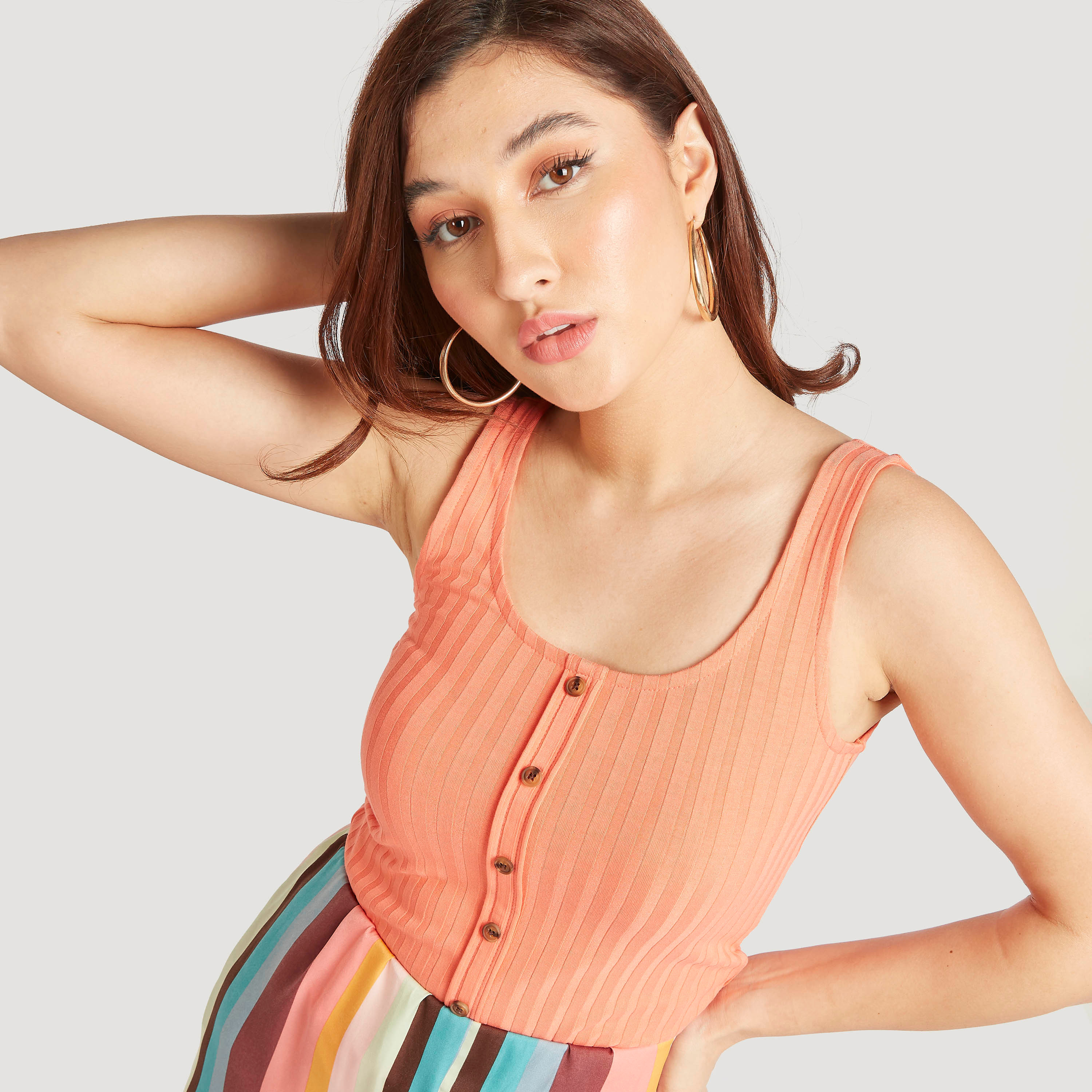 بلوزة دون أكمام سادة بياقة عميقة وإغلاق بأزرار-women-clothing-tshirts-image-45