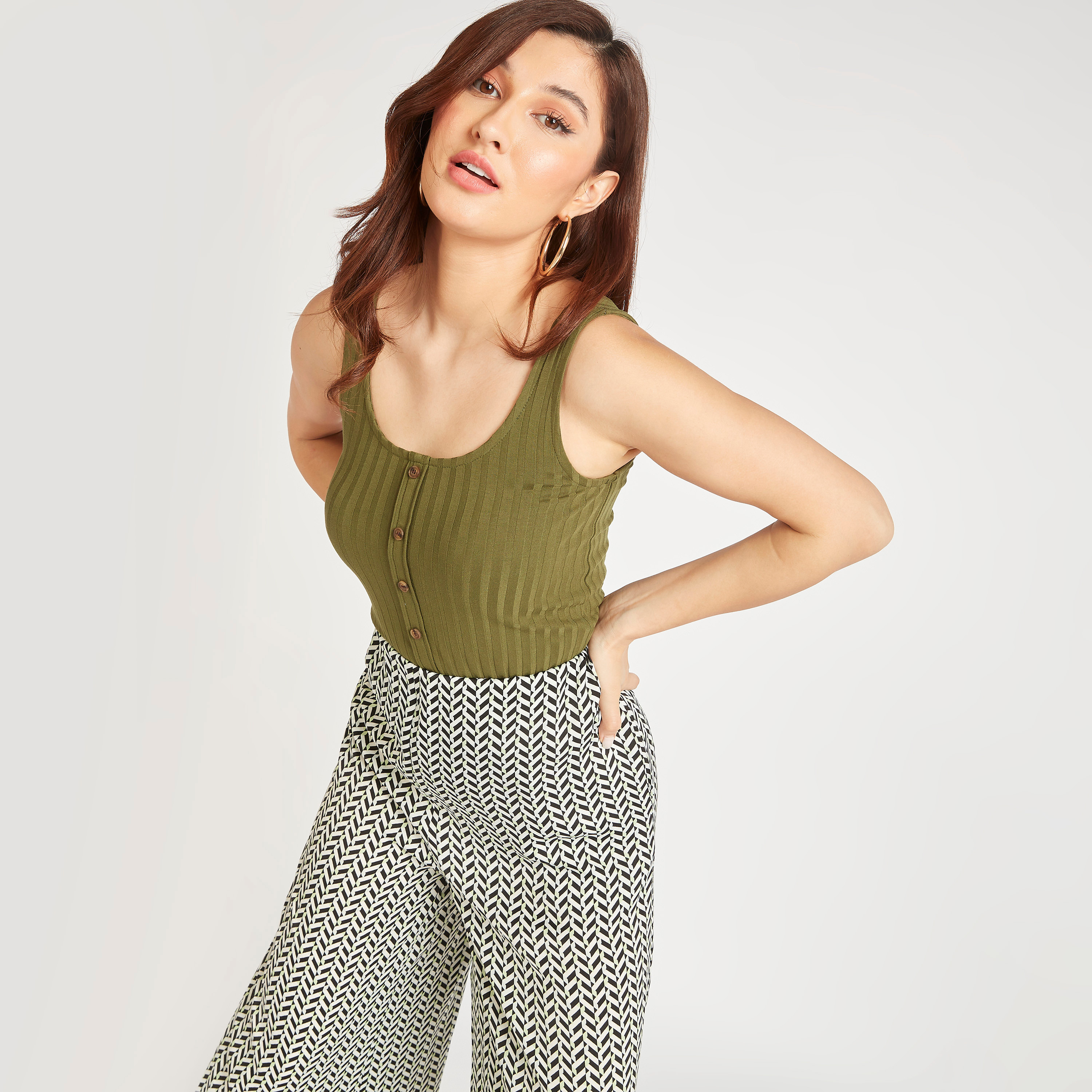 بلوزة دون أكمام سادة بياقة عميقة وإغلاق بأزرار-women-clothing-tshirts-image-21