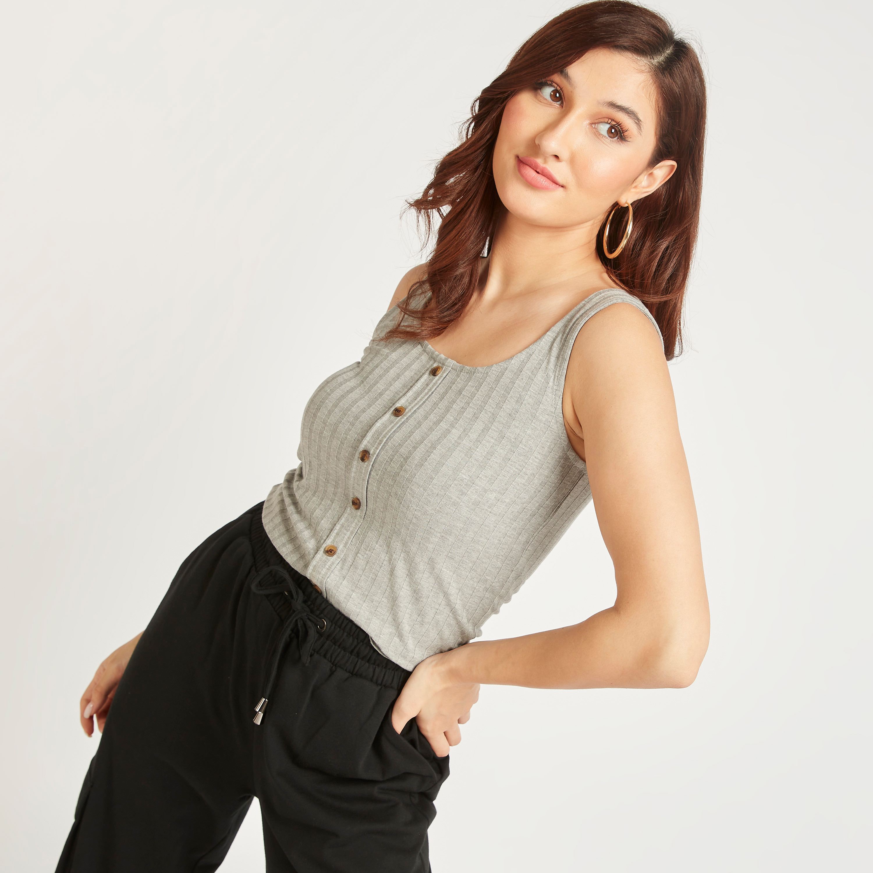 بلوزة دون أكمام سادة بياقة عميقة وإغلاق بأزرار-women-clothing-tshirts-image-39