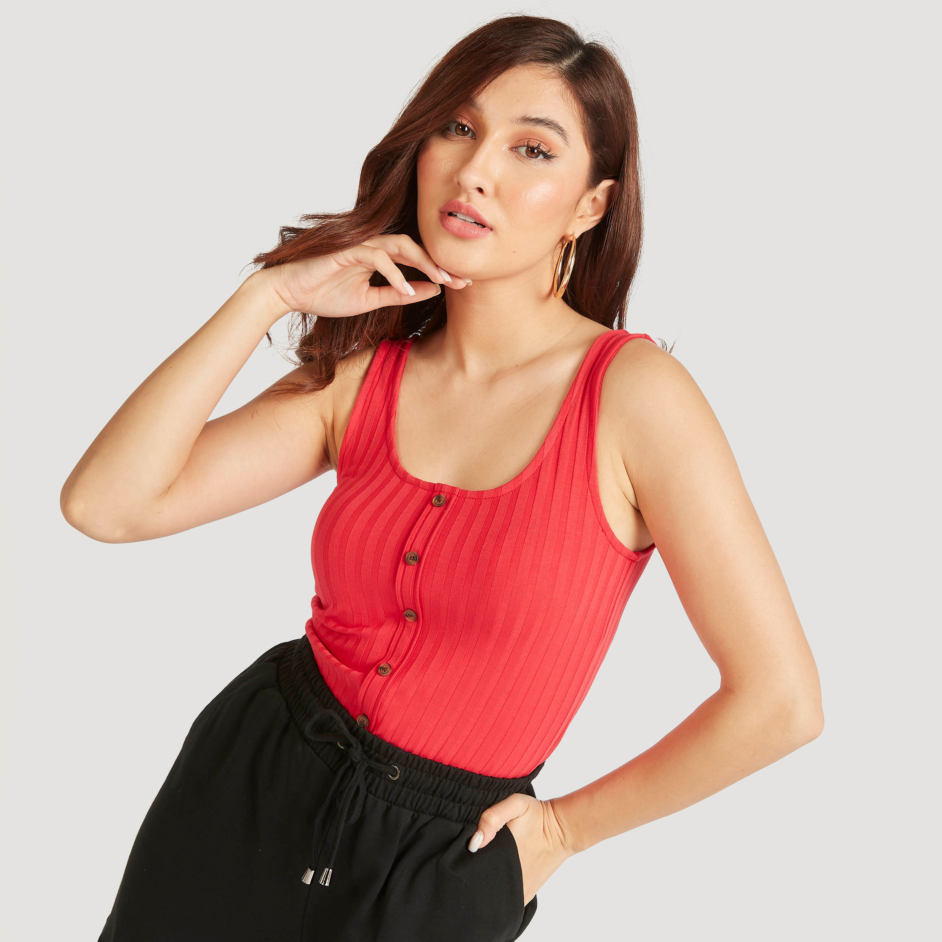 بلوزة دون أكمام سادة بياقة عميقة وإغلاق بأزرار-women-clothing-tshirts-image-1