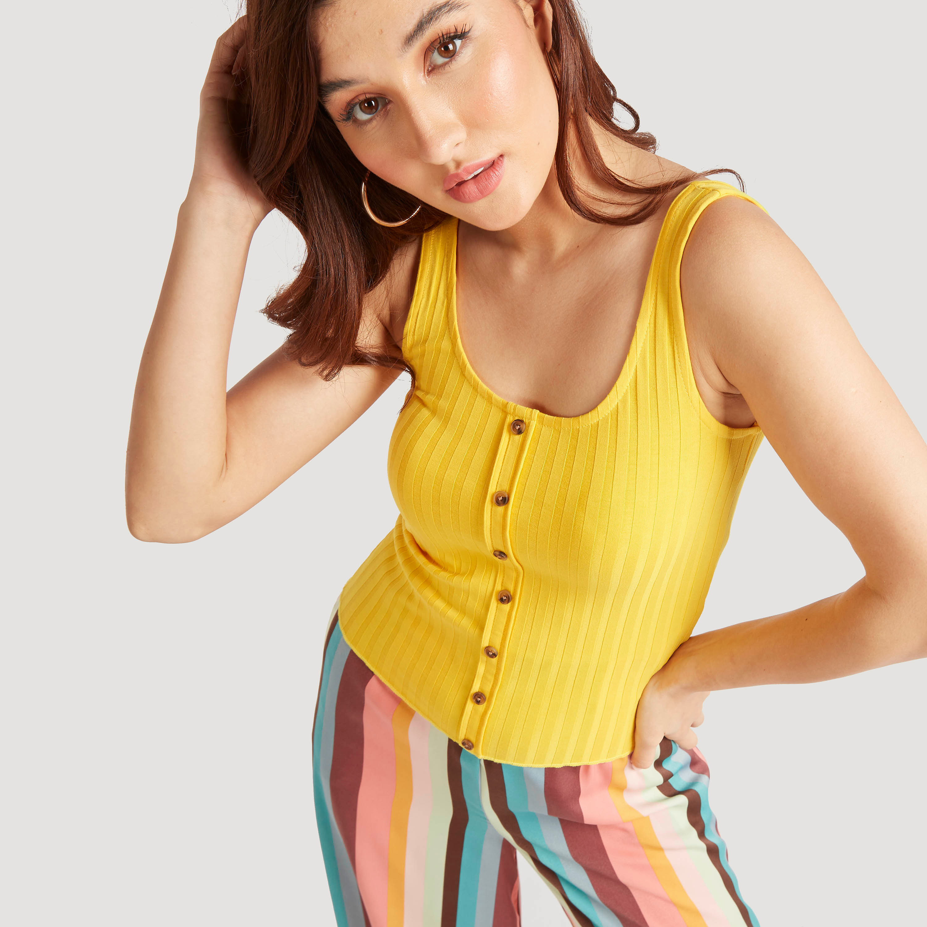 بلوزة دون أكمام سادة بياقة عميقة وإغلاق بأزرار-women-clothing-tshirts-image-29