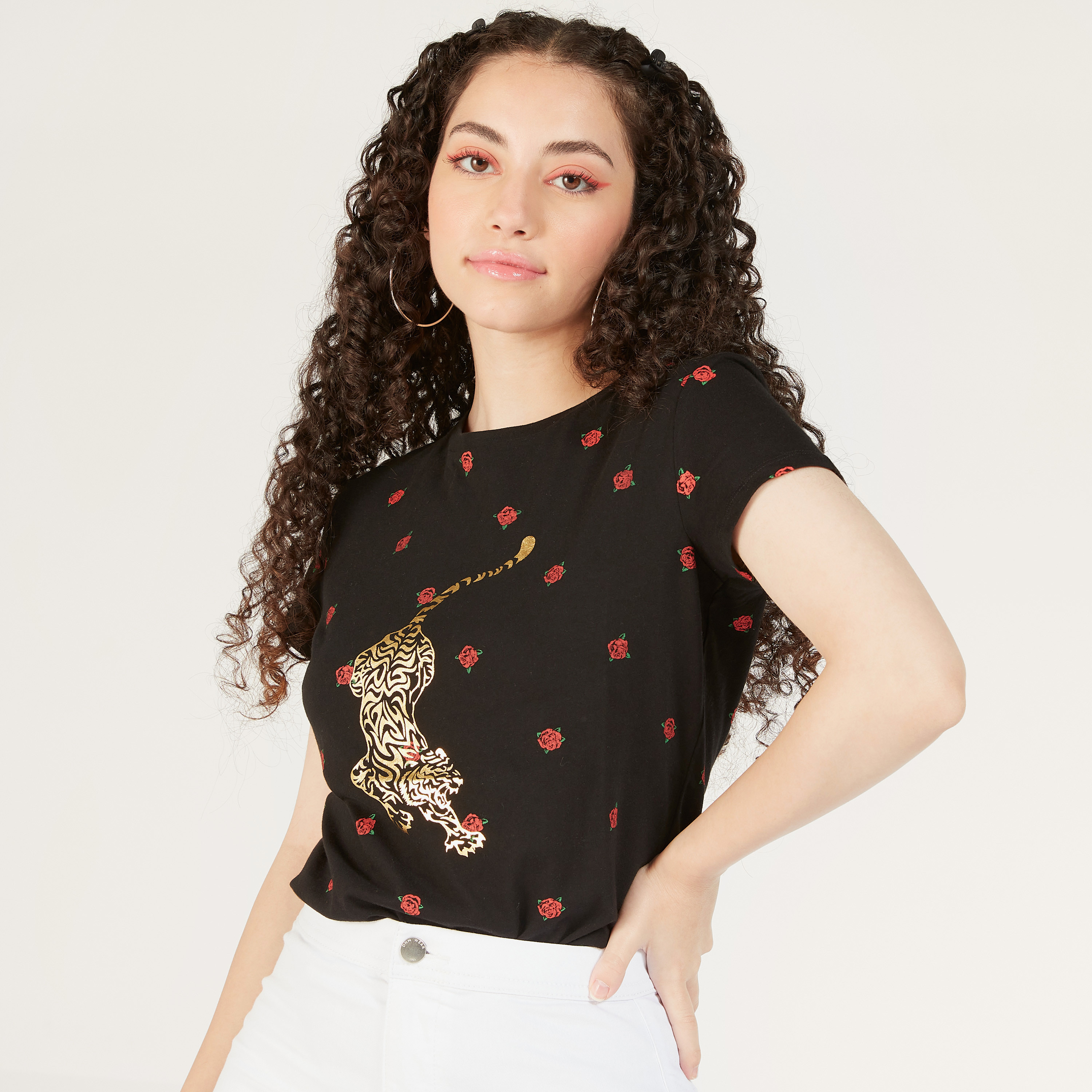 تيشيرت بياقة ضيقة وأكمام قصيرة وطبعات-women-clothing-tshirts-image-1