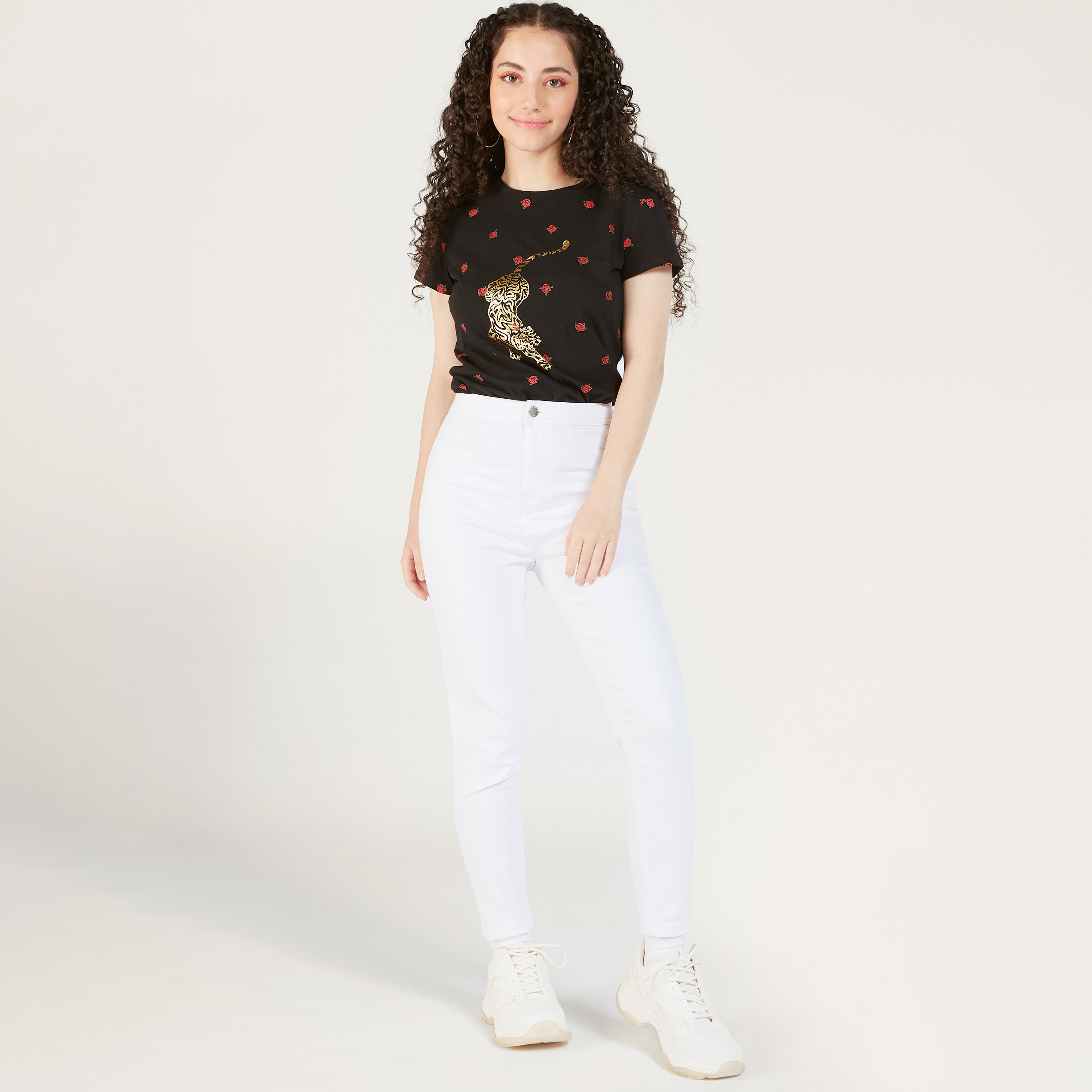تيشيرت بياقة ضيقة وأكمام قصيرة وطبعات-women-clothing-tshirts-image-2