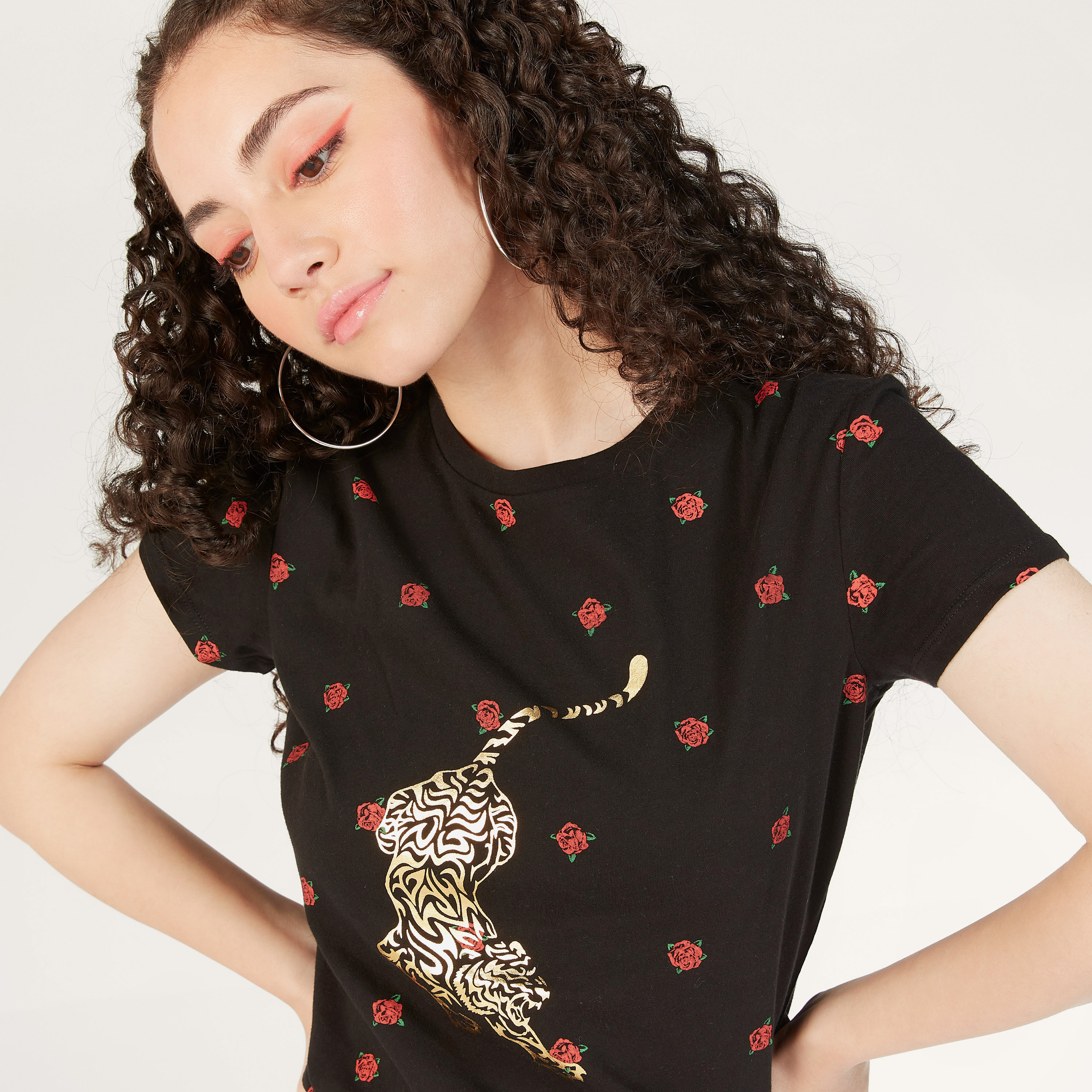 تيشيرت بياقة ضيقة وأكمام قصيرة وطبعات-women-clothing-tshirts-image-3