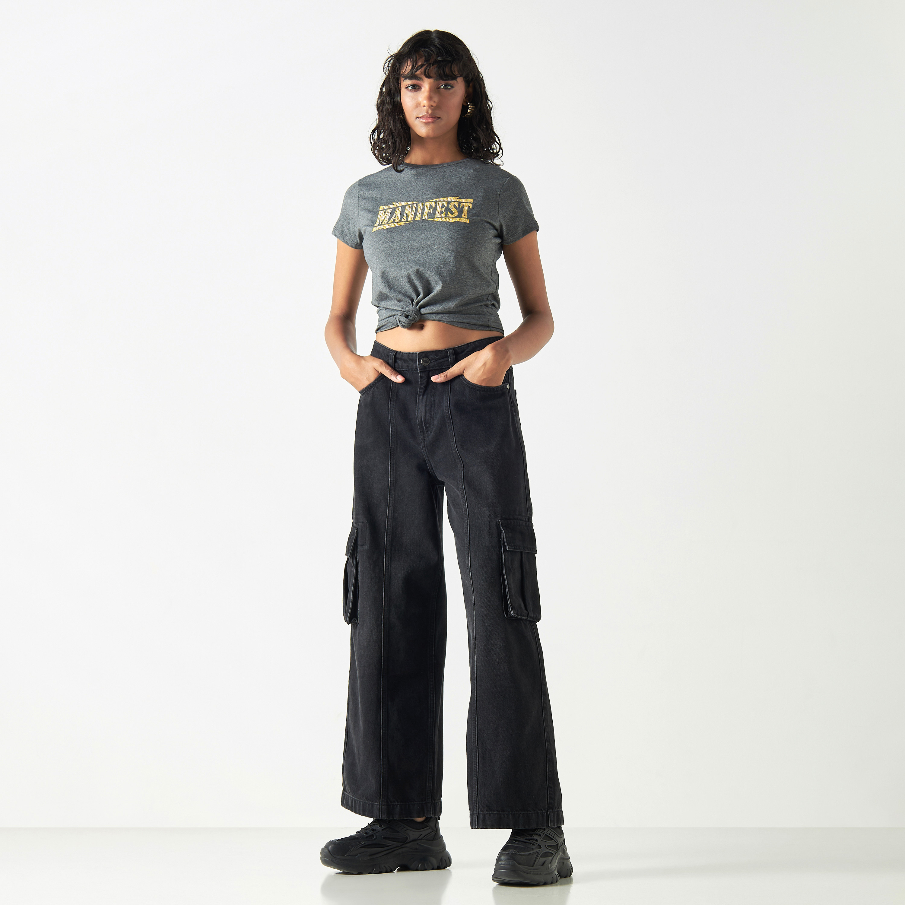 تيشيرت بزينة شعار وياقة ضيقة وأكمام قصيرة من جونيورز-women-clothing-tshirts-image-2