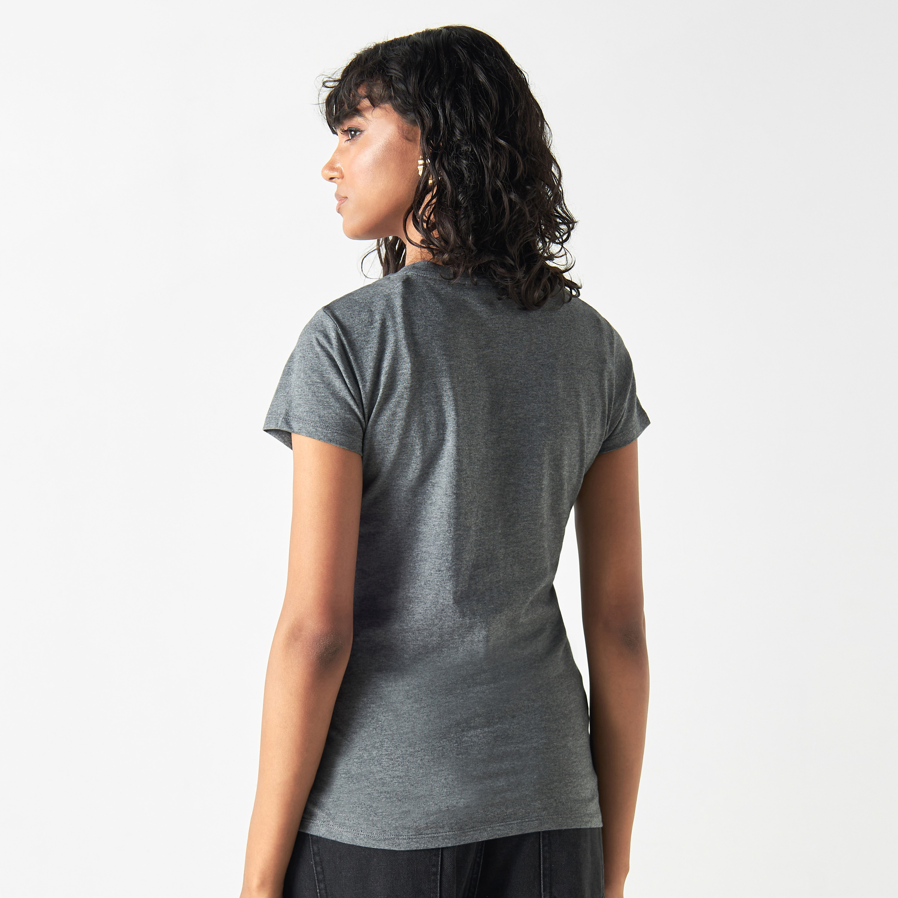 تيشيرت بزينة شعار وياقة ضيقة وأكمام قصيرة من جونيورز-women-clothing-tshirts-image-3