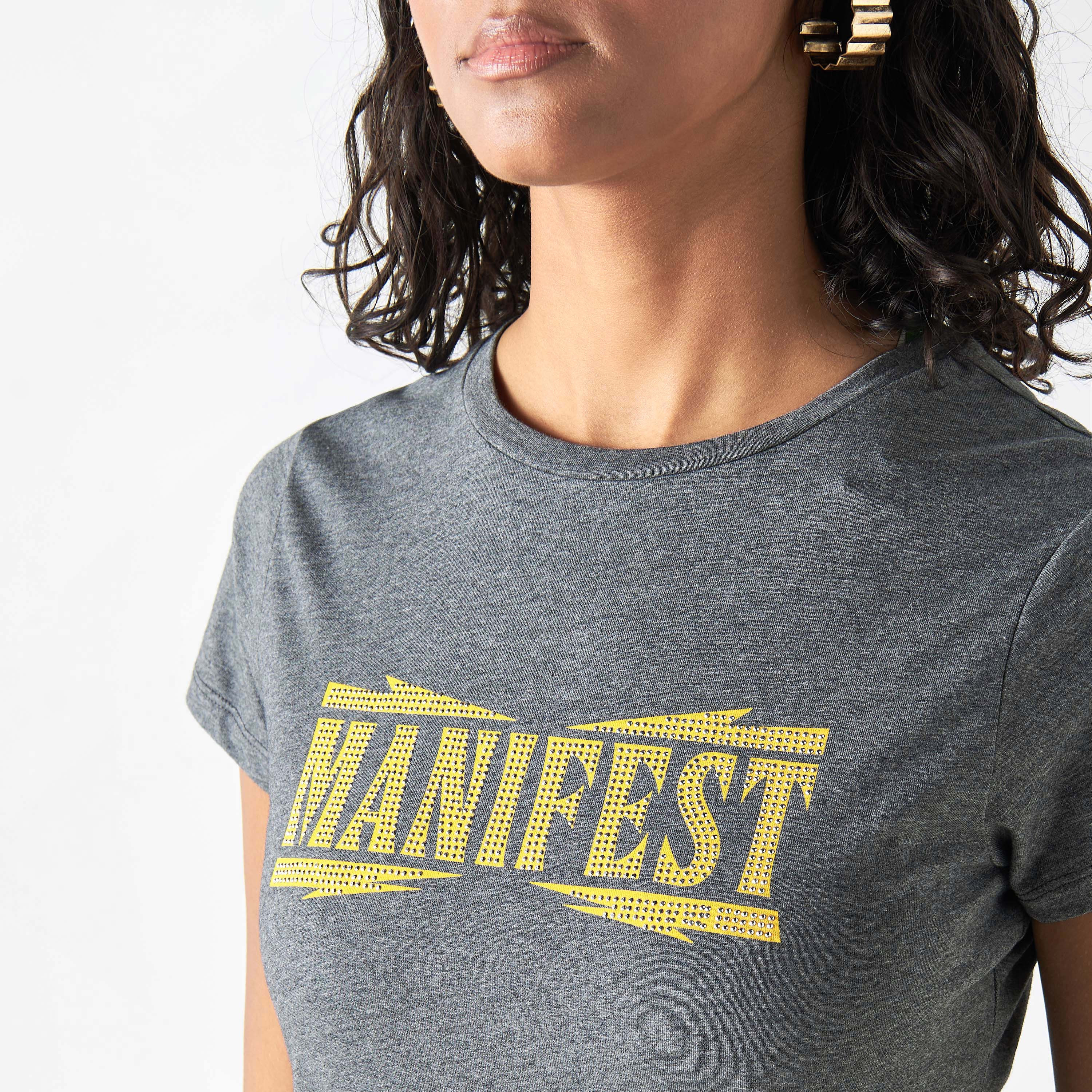 تيشيرت بزينة شعار وياقة ضيقة وأكمام قصيرة من جونيورز-women-clothing-tshirts-image-4