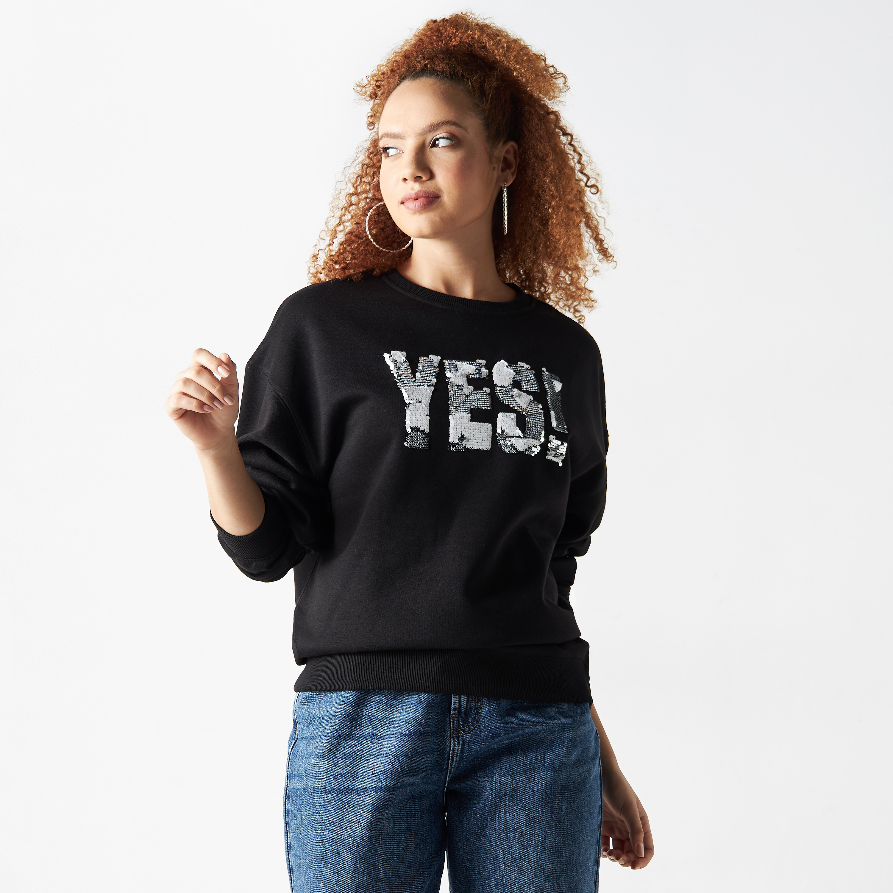 سويت شيرت مزين بالترتر بياقة مستديرة وأكمام منسدلة-women-clothing-hoodiesandsweatshirts-sweatshirts-image-1