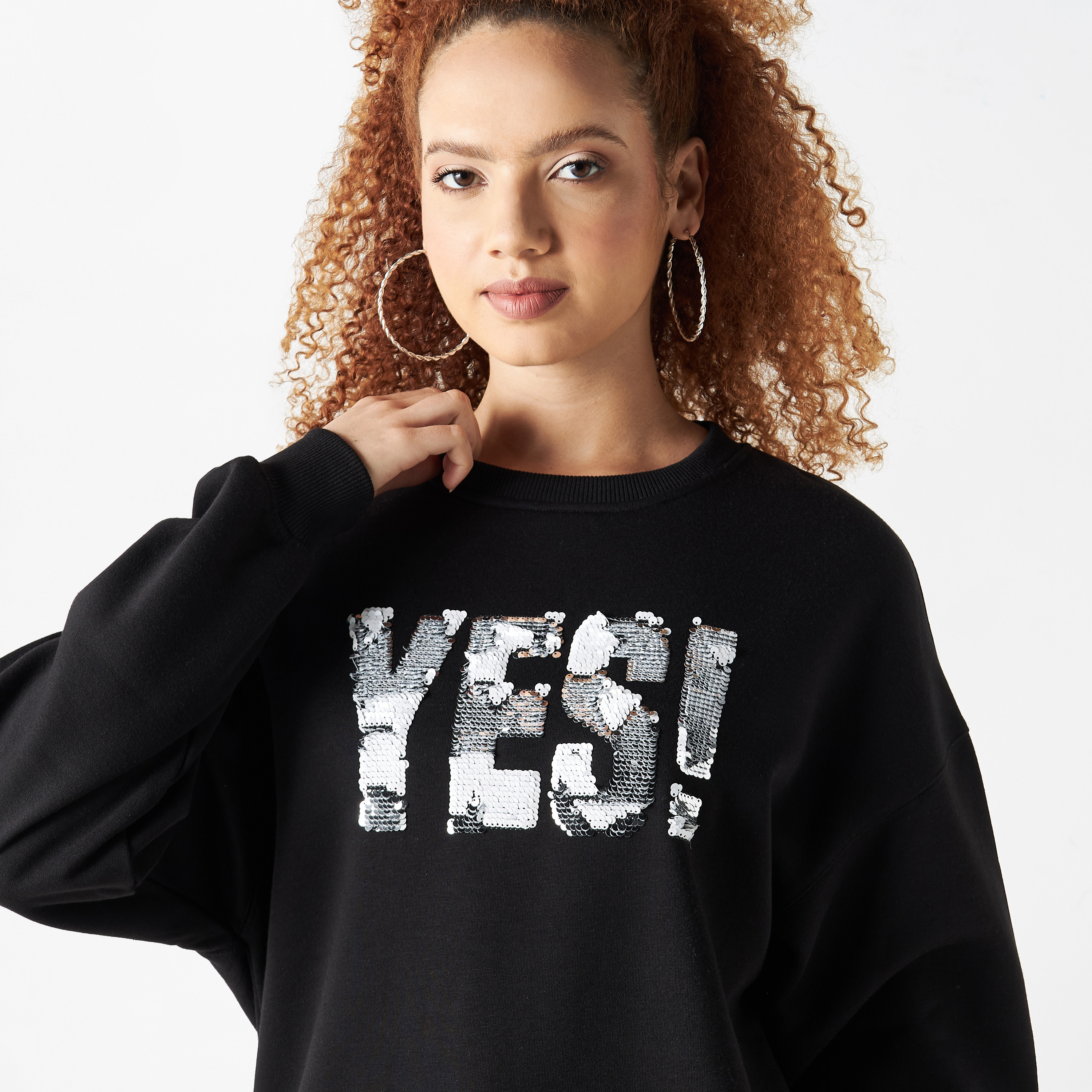 سويت شيرت مزين بالترتر بياقة مستديرة وأكمام منسدلة-women-clothing-hoodiesandsweatshirts-sweatshirts-image-4