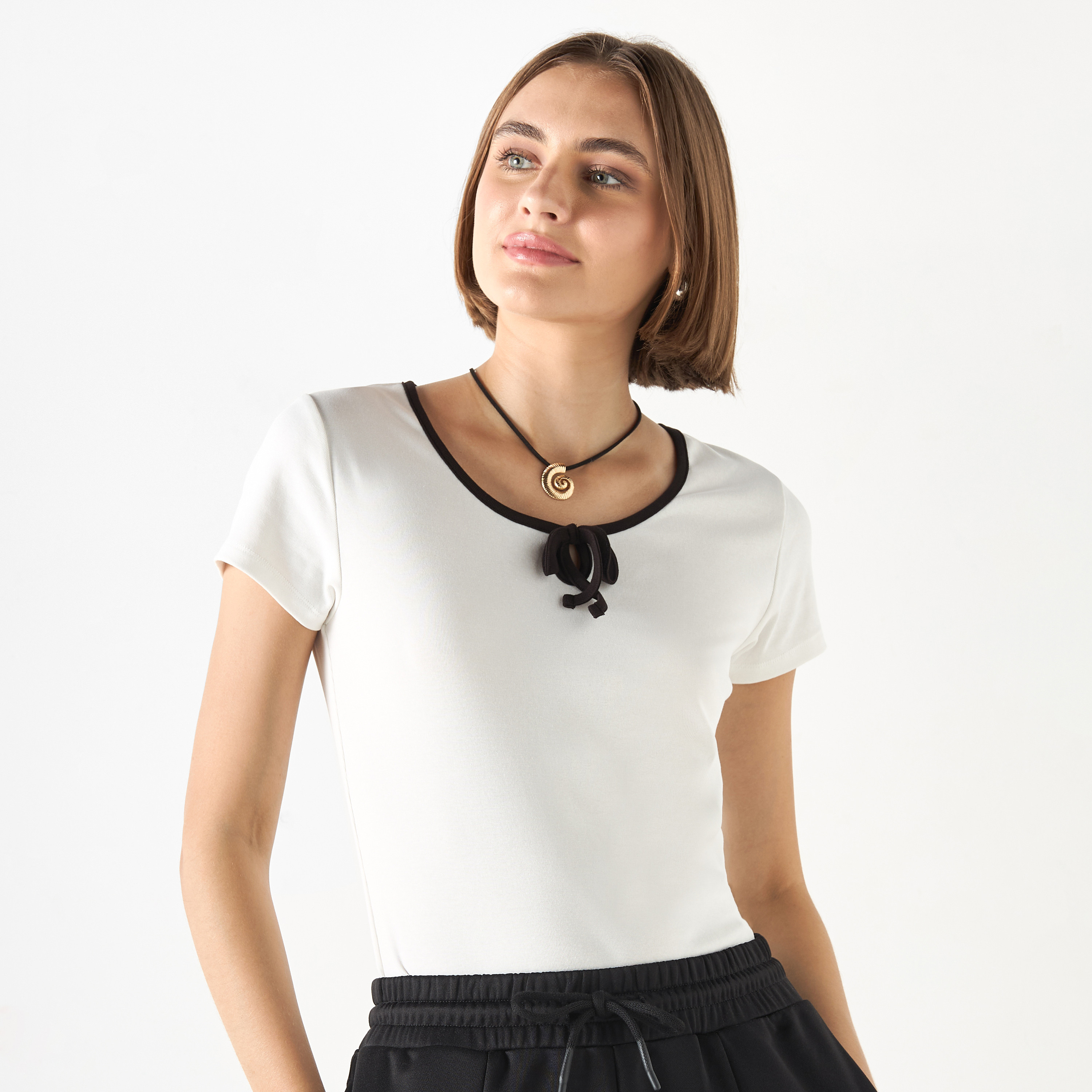 تيشيرت بأكمام قصيرة وياقة برباط-women-clothing-tshirts-image-8