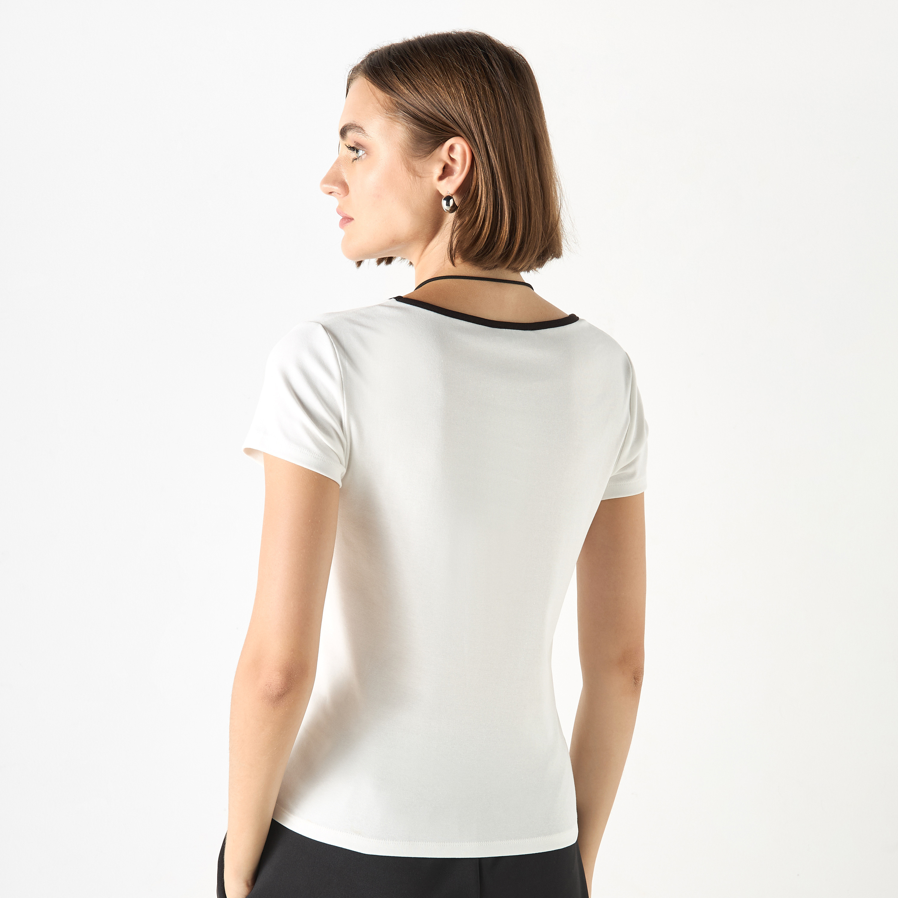 تيشيرت بأكمام قصيرة وياقة برباط-women-clothing-tshirts-image-6