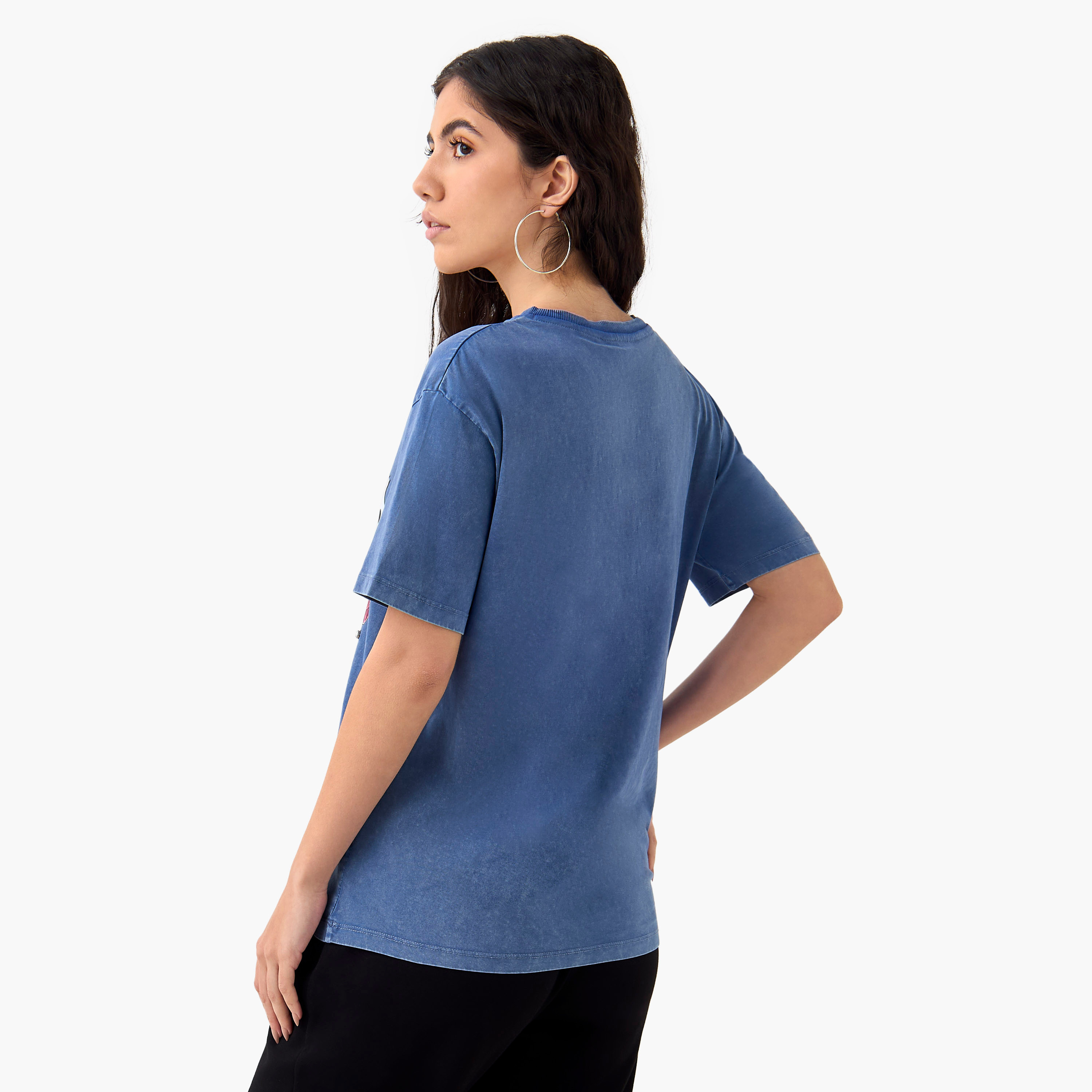 تيشيرت بأكمام قصيرة وياقة مستديرة وطبعات جرافيك-women-clothing-tshirts-image-3