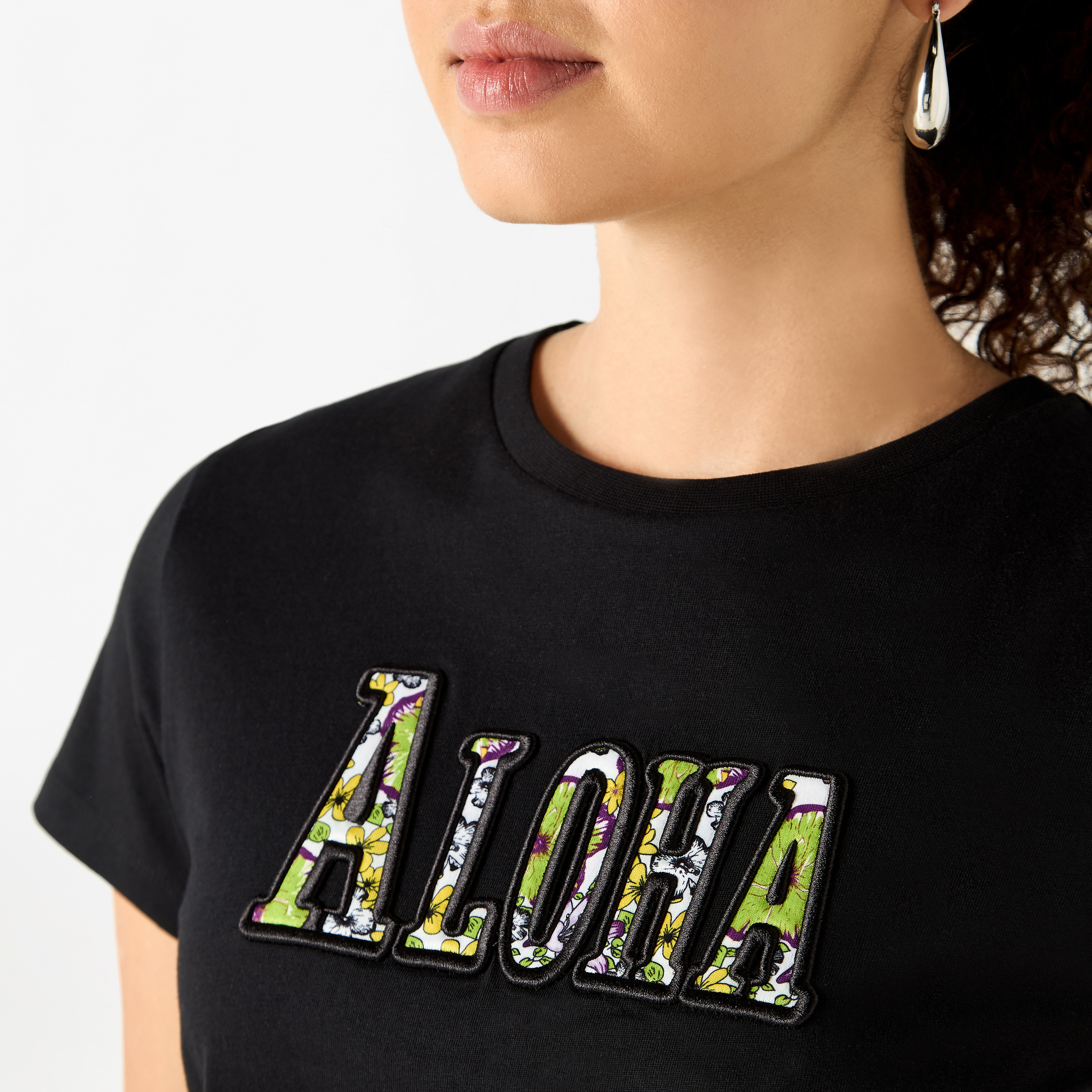 تيشيرت مطرّز بياقة ضيّقة وأكمام قصيرة-women-clothing-tshirts-image-4