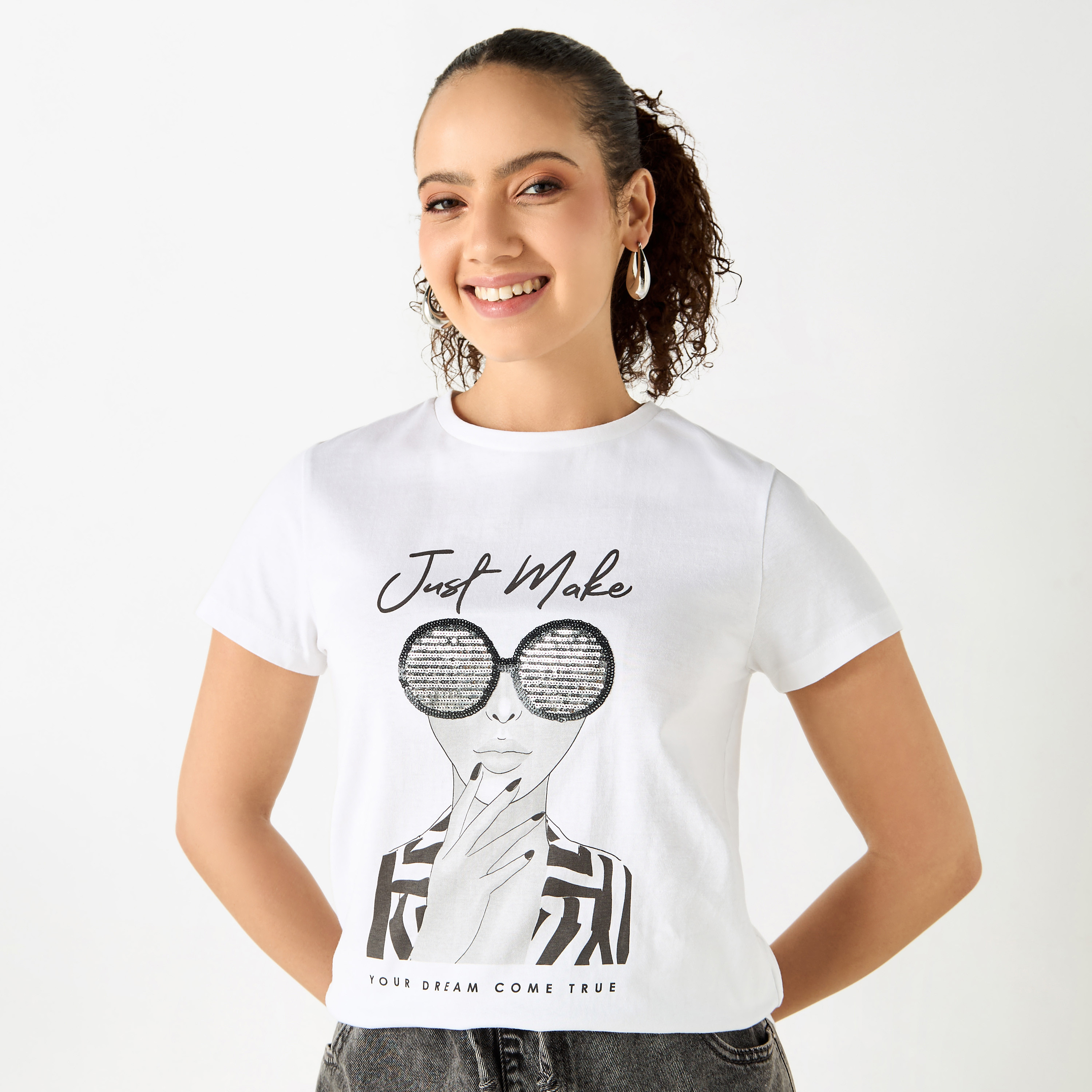 تيشيرت بياقة ضيقة وأكمام قصيرة وطبعات شعار-women-clothing-tshirts-image-1