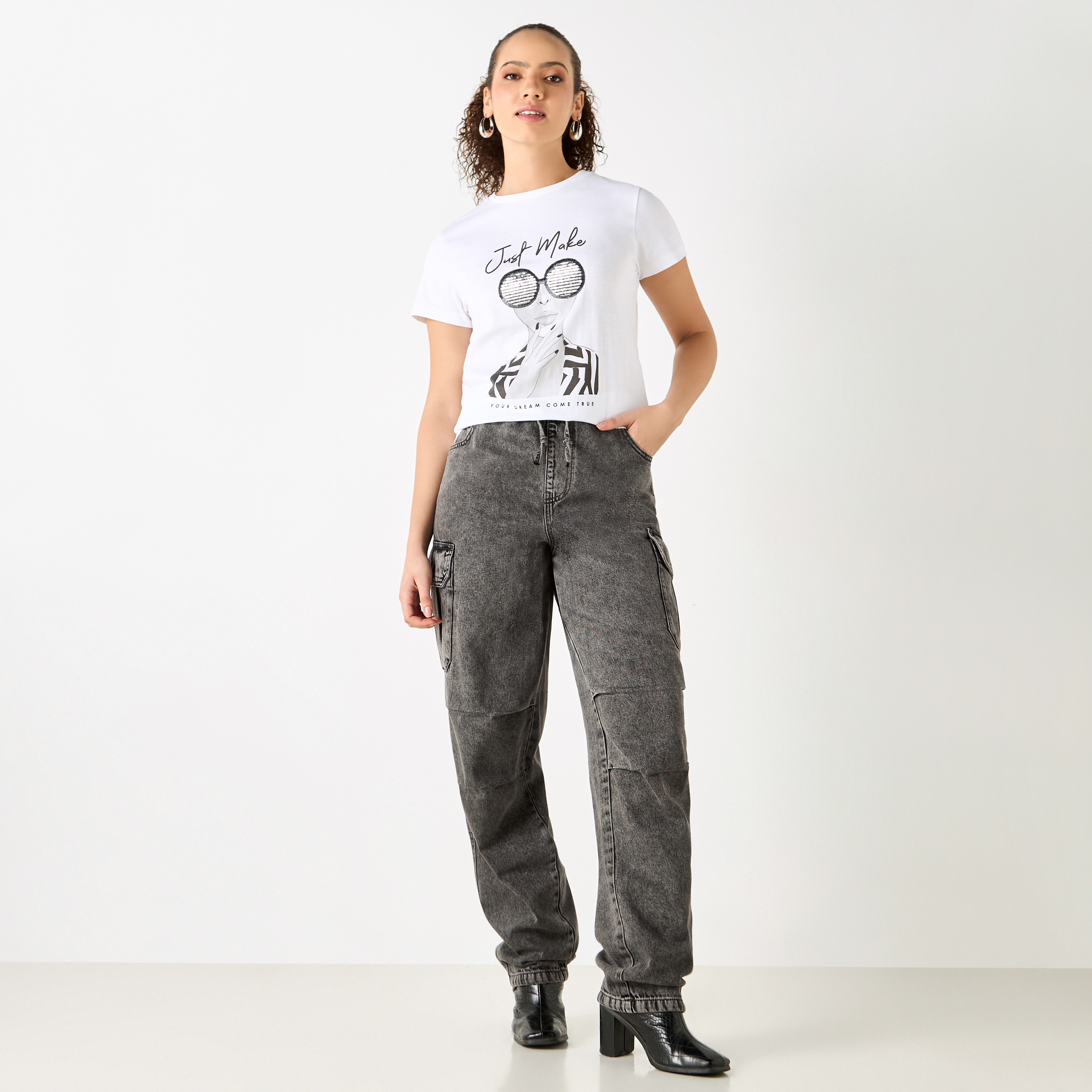 تيشيرت بياقة ضيقة وأكمام قصيرة وطبعات شعار-women-clothing-tshirts-image-2