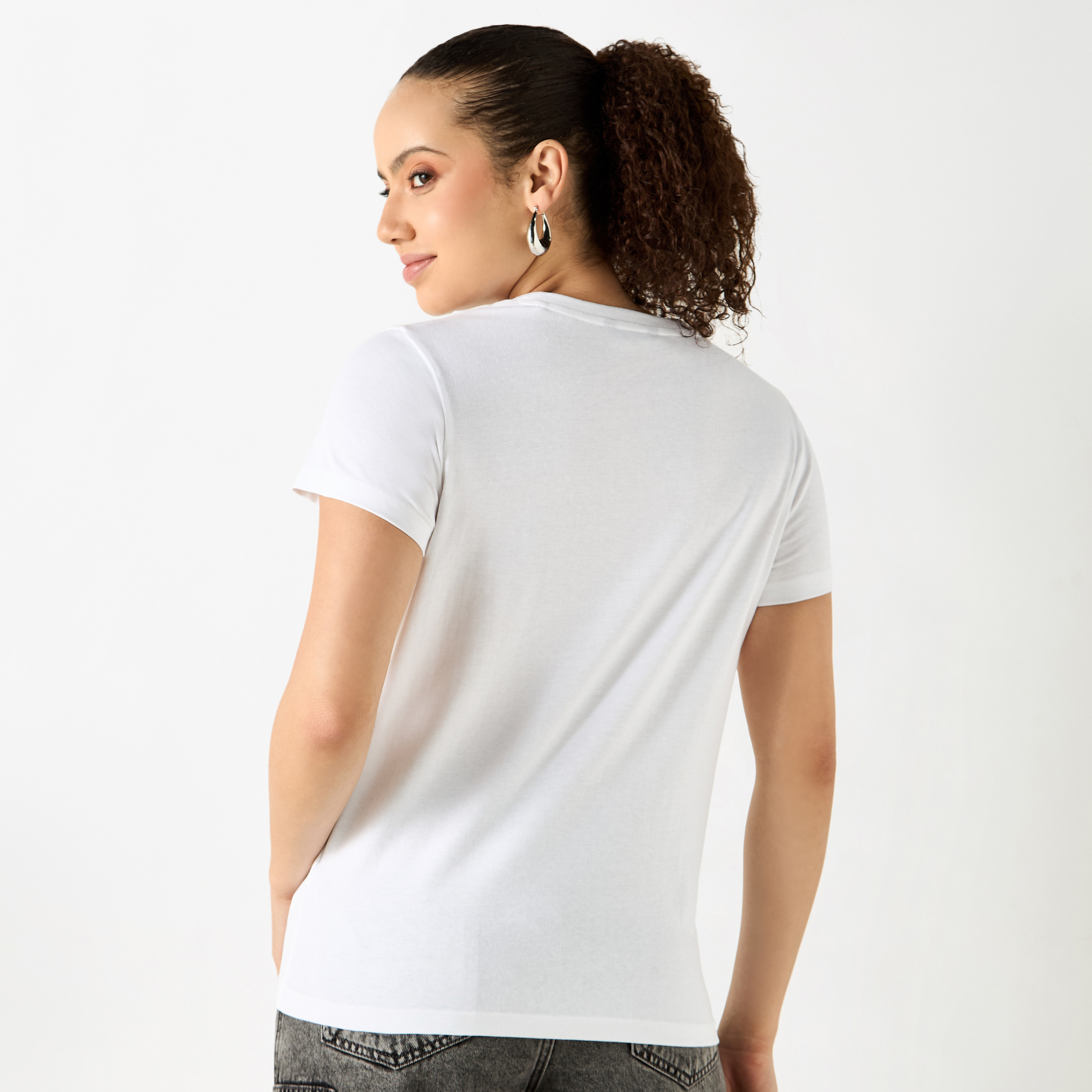 تيشيرت بياقة ضيقة وأكمام قصيرة وطبعات شعار-women-clothing-tshirts-image-3