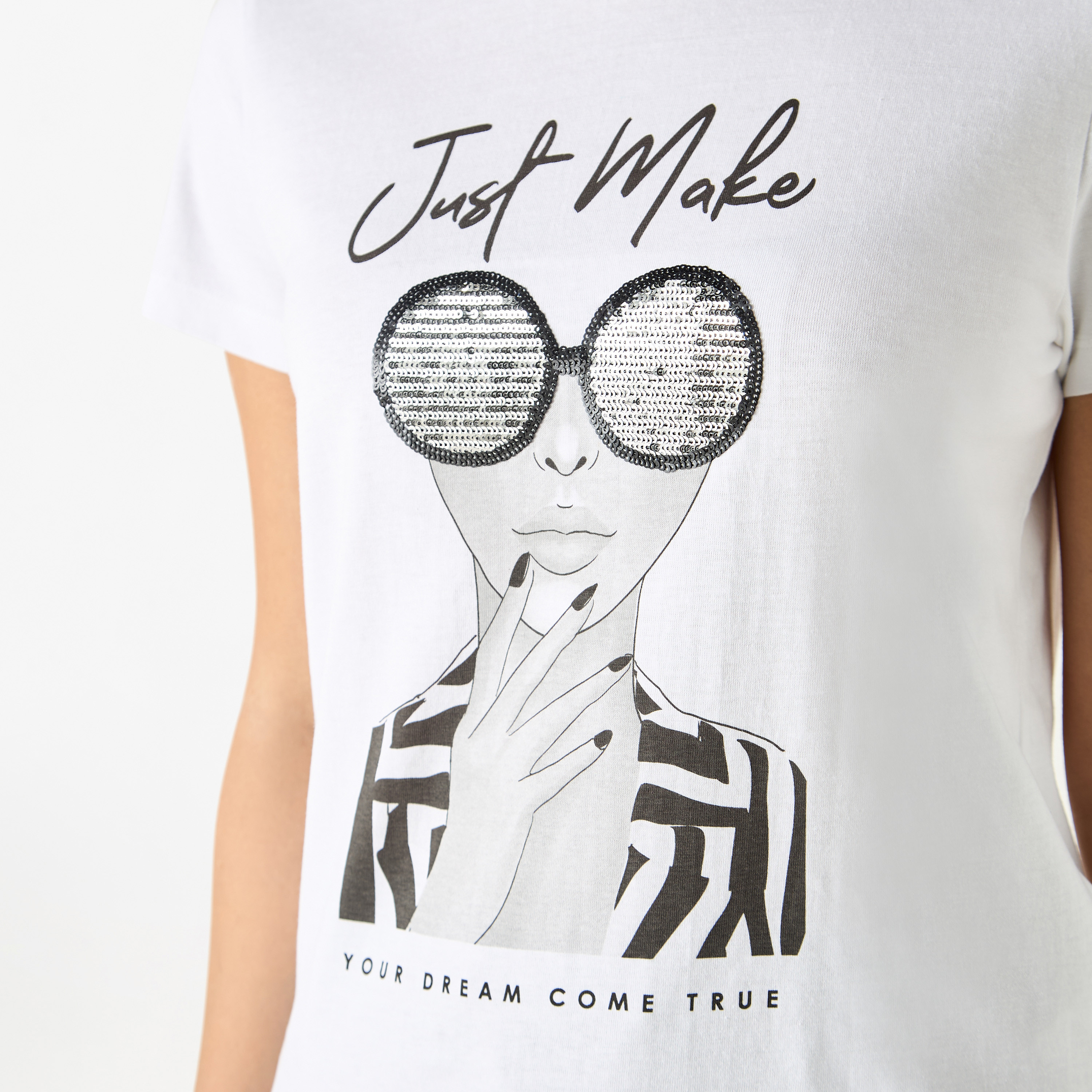 تيشيرت بياقة ضيقة وأكمام قصيرة وطبعات شعار-women-clothing-tshirts-image-4